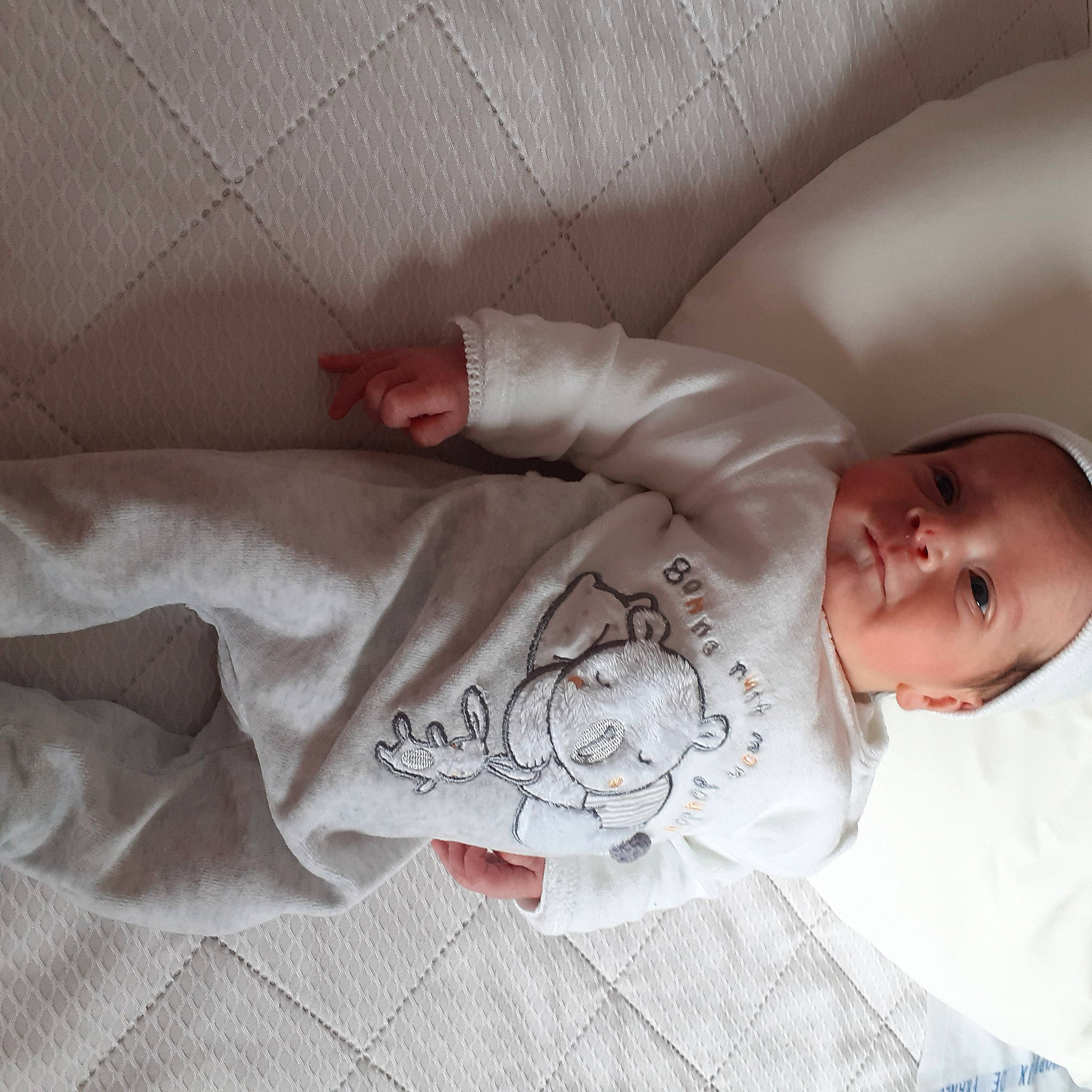 Byron participe au concours pour gagner de l'argent avec cette photo : baby, baby_products, baby_safety, baby_sleeping, baby_toddler_clothing, bedding, bedtime, carmine, child, comfort, face, finger, head, infant_bed, linens, person, room, skin, sleeve, textile