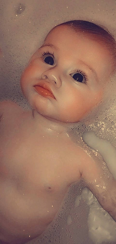 Loana participe au concours pour gagner de l'argent avec cette photo : bathing, bathtub, cheek, chest, eye, eyelash, foam, forehead, hand, happy, head, human_body, iris, jaw, lip, mouth, neck, nose, person, toy