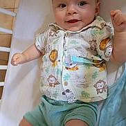 Emillyo a rejoint le concours — aidez-le/la à gagner de superbes lots ! baby, child, crib, mattress, shirt, shorts, smiling, happy, infant, cute, playful, clothing, animal_print, furniture, indoors, person, skin, foot, hand, face