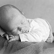 Mélyan participe au concours pour gagner de l'argent avec cette photo : baby, newborn, infant, sleeping_baby, blanket, bed, portrait, black_and_white, monochrome, face, head, hand, fingers, closeup, soft_texture, cozy, peaceful, studio_style, resting, newborn_photography