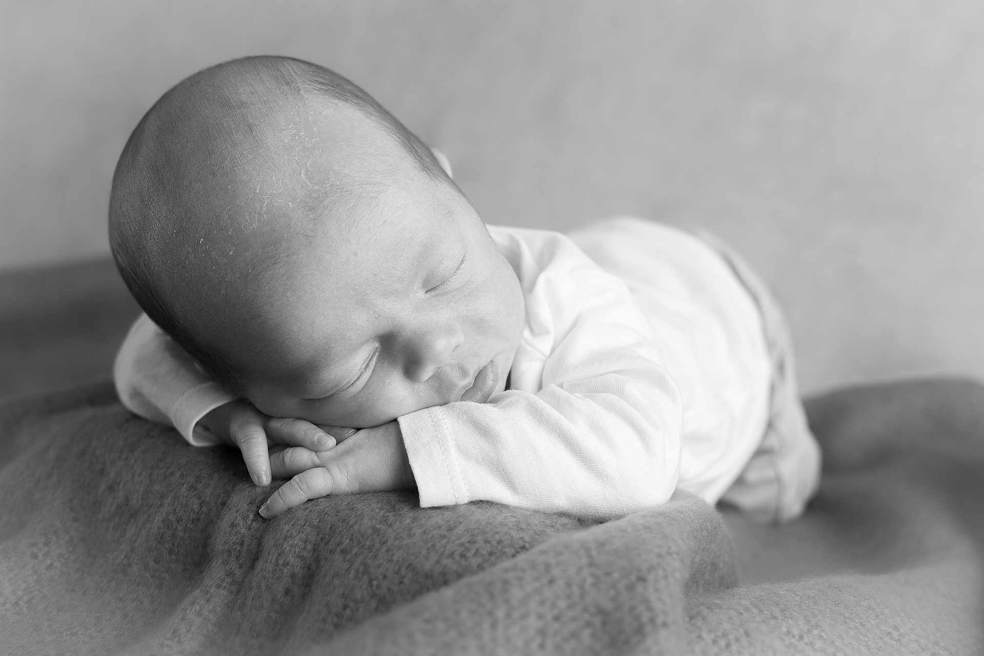 Mélyan participe au concours pour gagner de l'argent avec cette photo : baby, newborn, infant, sleeping_baby, blanket, bed, portrait, black_and_white, monochrome, face, head, hand, fingers, closeup, soft_texture, cozy, peaceful, studio_style, resting, newborn_photography