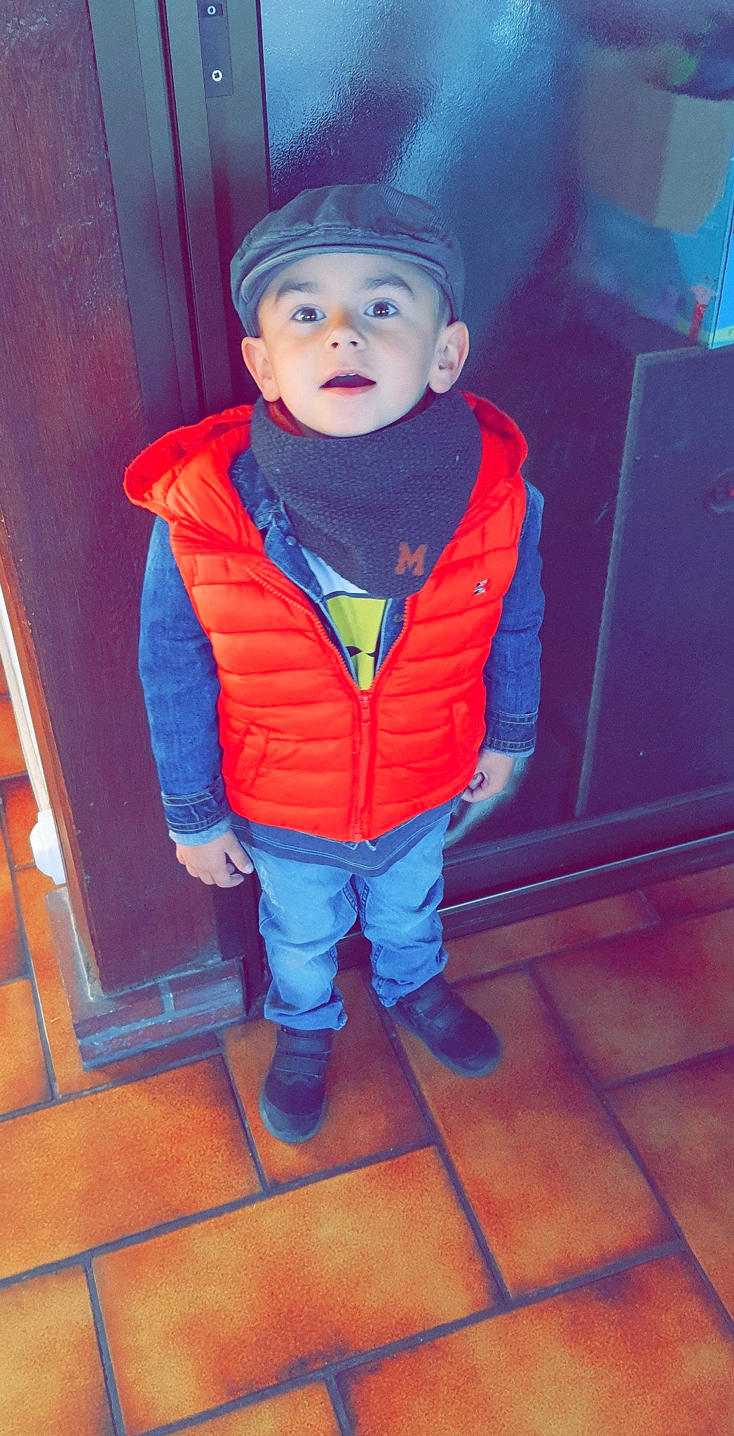 Ylan a rejoint le concours — aidez-le/la à gagner de superbes lots ! baby_toddler_clothing, cheek, child, cool, electric_blue, flash_photography, flooring, fun, headwear, jacket, leg, nose, orange, person, personal_protective_equipment, plant, sleeve, sneakers, standing, toddler