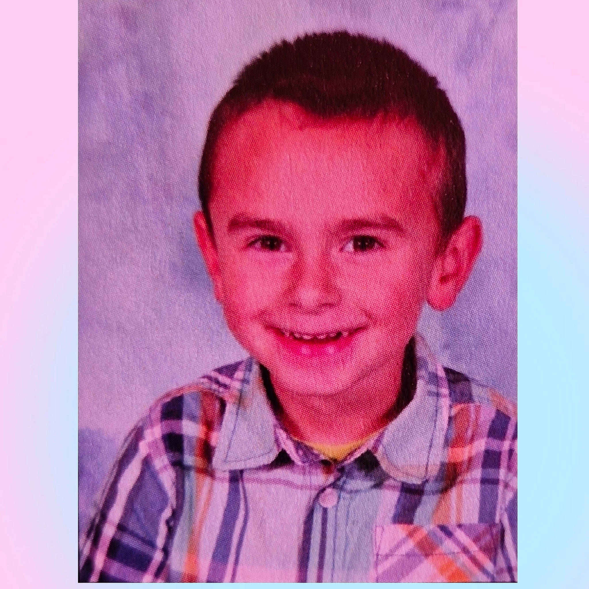 Ylan a rejoint le concours — aidez-le/la à gagner de superbes lots ! art, cheek, collar, dress_shirt, eye, eyebrow, flash_photography, forehead, hair, happy, jaw, joy, lip, nose, pattern, person, plaid, shirt, sleeve, smile