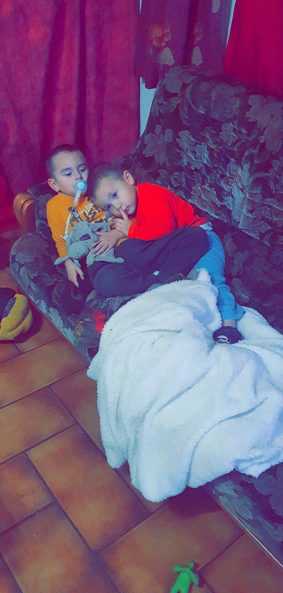 Soan a rejoint le concours — aidez-le/la à gagner de superbes lots ! baby, baby_products, carmine, child, comfort, electric_blue, event, eye, face, fun, head, lap, leisure, magenta, person, pillow, pink, purple, room, sitting