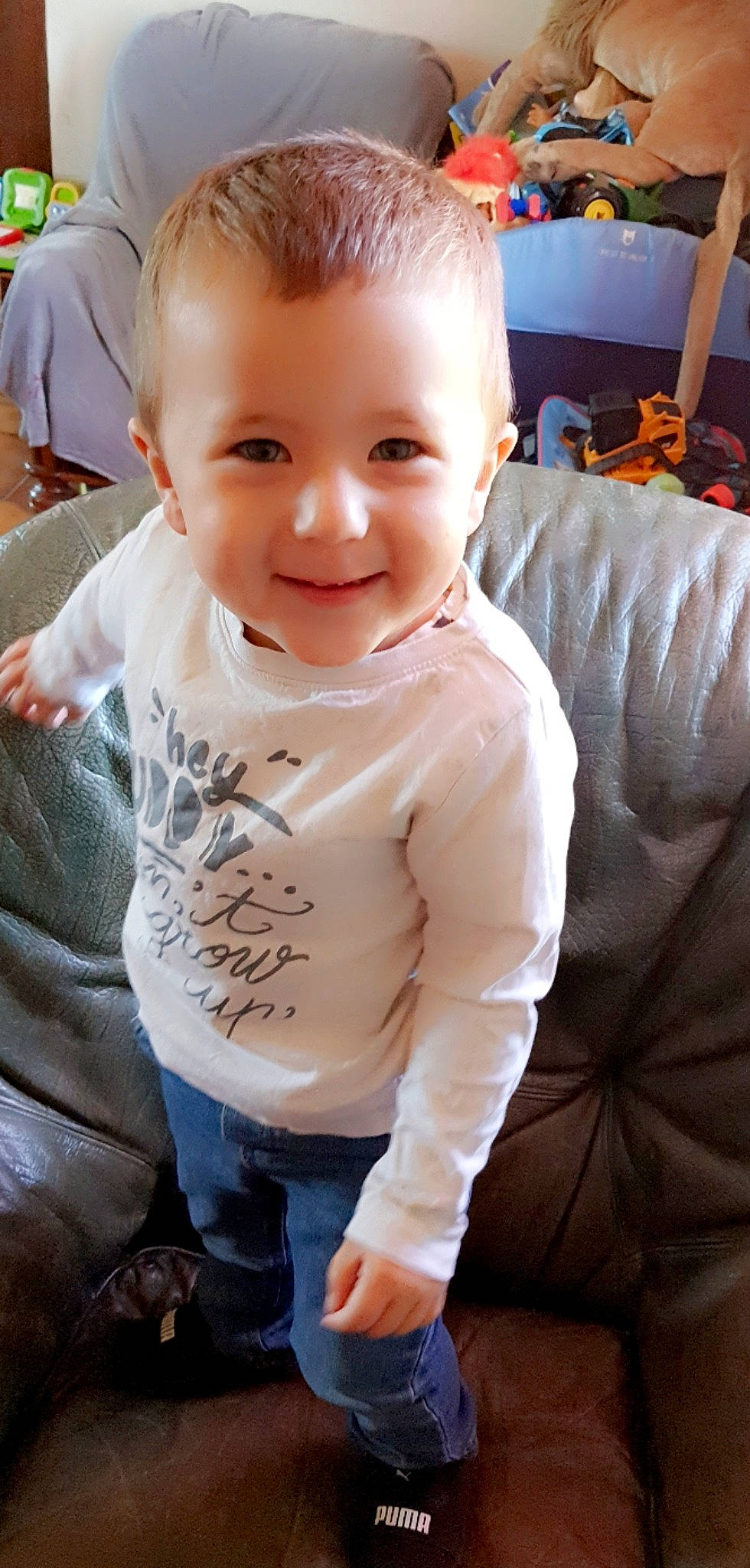 Soan participe au concours pour gagner de l'argent avec cette photo : baby, baby_toddler_clothing, cheek, couch, eye, eyebrow, face, finger, flooring, happy, head, iris, joy, lip, neck, nose, person, skin, sleeve, smile