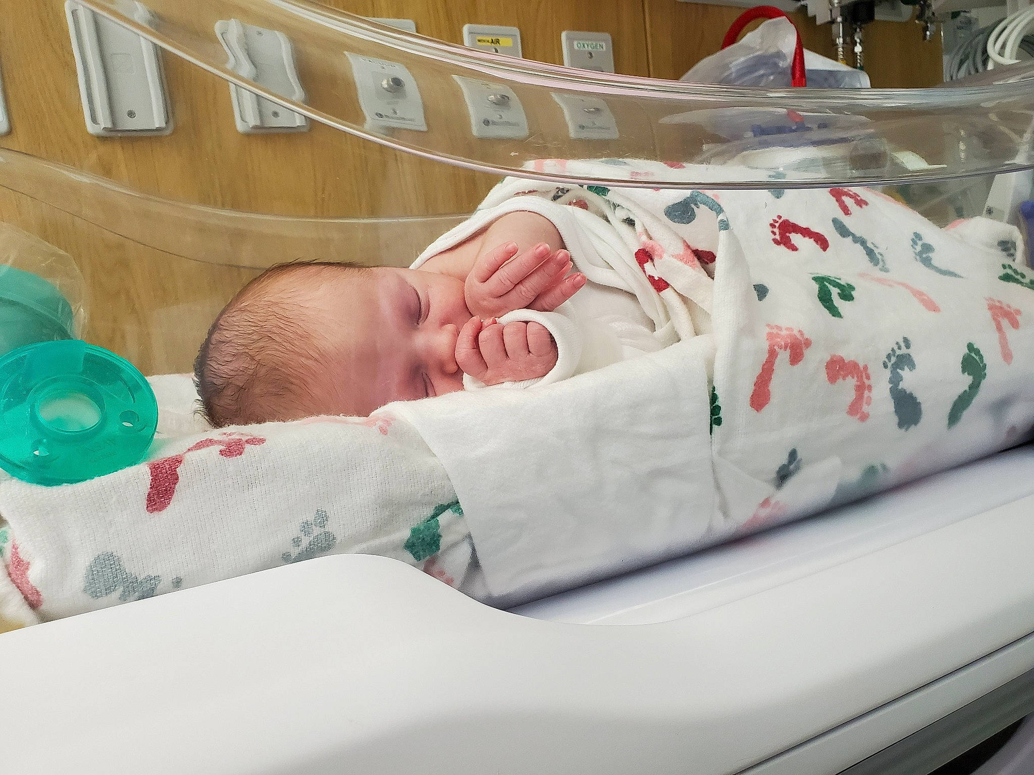 Zoë is registered to the contest to win money with this photo: baby, baby_products, baby_safety, baby_sleeping, bed, bedtime, birth, child, childbirth, furniture, hospital, hospital_bed, infant_bed, nap, person, product, sleep