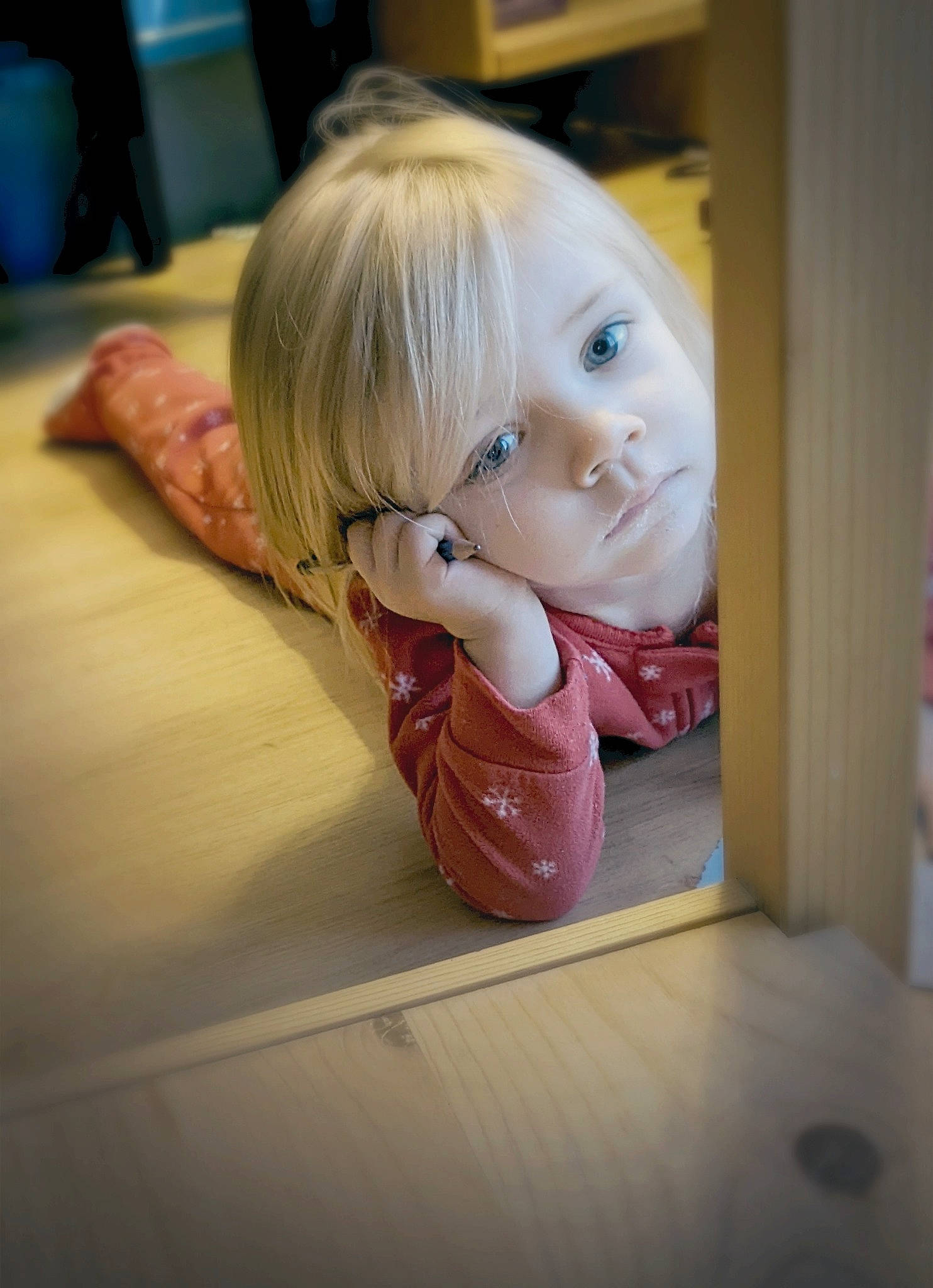 Alexia a rejoint le concours — aidez-le/la à gagner de superbes lots ! baby_toddler_clothing, blond, chair, cheek, comfort, finger, floor, flooring, fun, gesture, hardwood, long_hair, nose, person, skin, table, tableware, thigh, thumb, toddler