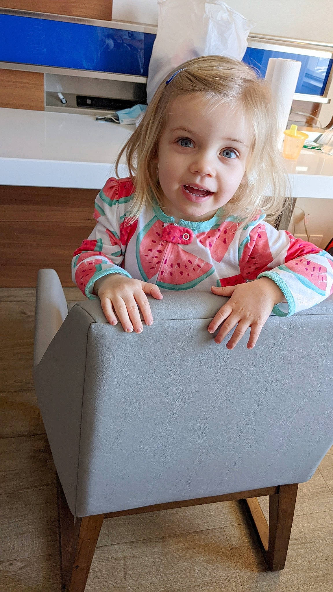 Alexia a rejoint le concours — aidez-le/la à gagner de superbes lots ! baby, baby_toddler_clothing, beauty, blue, comfort, couch, dress, face, floor, flooring, hair, hairstyle, happy, head, person, pink, skin, sleeve, smile, toddler