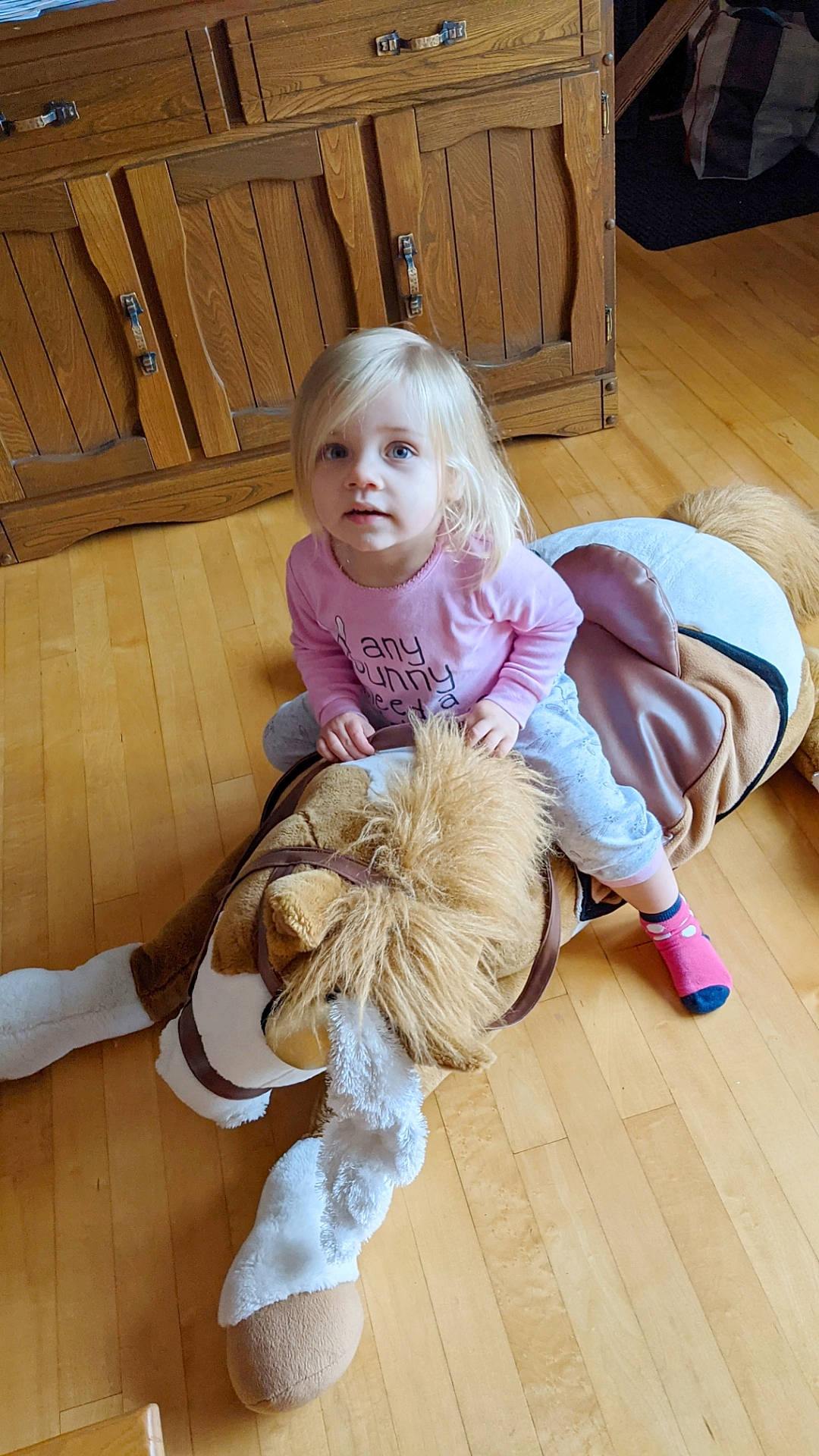 Alexia participe au concours pour gagner de l'argent avec cette photo : baby, baby_toddler_clothing, child, comfort, floor, flooring, hair, happy, hardwood, head, human_leg, knee, leg, person, skin, sneakers, sock, thigh, toddler, wood