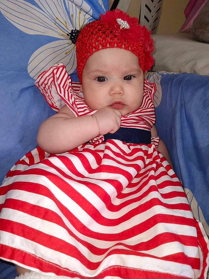 Amélia a rejoint le concours — aidez-le/la à gagner de superbes lots ! baby, baby_toddler_clothing, cap, cheek, child, costume_hat, dress, eye, face, hat, headwear, iris, lip, organ, pattern, person, pink, red, skin, sleeve