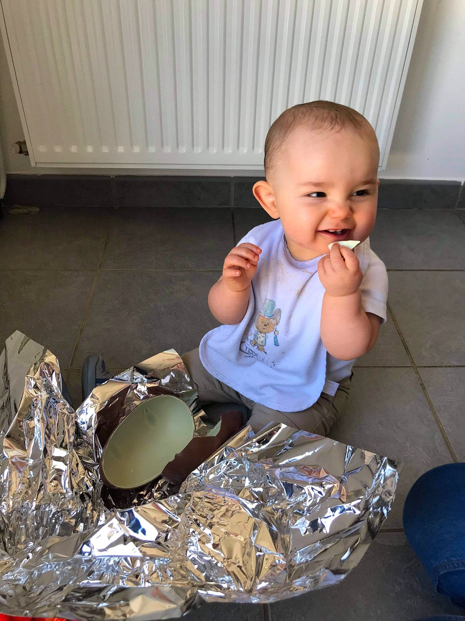 Tyego participe au concours pour gagner de l'argent avec cette photo : baby, baby_toddler_clothing, child, cymbal, drum, drumhead, event, flooring, fun, glass, idiophone, membranophone, metal, musical_instrument, person, room, sitting, sleeve, t_shirt, toddler
