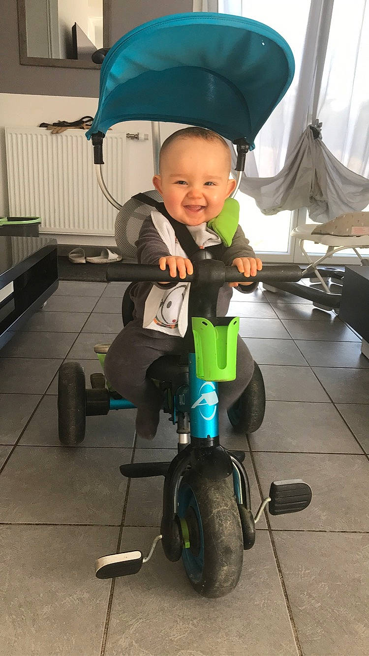 Tyego participe au concours pour gagner de l'argent avec cette photo : automotive_tire, automotive_wheel_system, baby, baby_carriage, baby_products, baby_toddler_clothing, bicycle, bicycle_accessory, bicycle_frame, bicycle_tire, child, fun, joy, person, recreation, rolling, smile, tire, toddler, umbrella