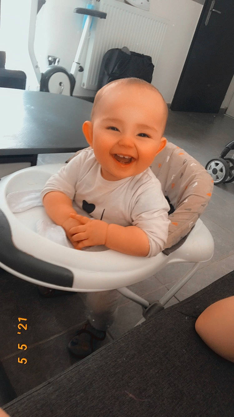 Tyego participe au concours pour gagner de l'argent avec cette photo : auto_part, automotive_design, baby, baby_toddler_clothing, car_seat, child, comfort, face, flooring, fun, happy, human_leg, joy, knee, person, sitting, smile, thigh, thumb, toddler