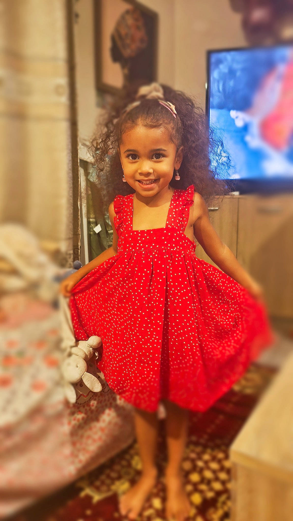 Mayla participe au concours pour gagner de l'argent avec cette photo : child, day_dress, dress, event, eye, fashion_design, flooring, formal_wear, fun, happy, joy, long_hair, magenta, one_piece_garment, person, skin, smile, standing, television, toddler