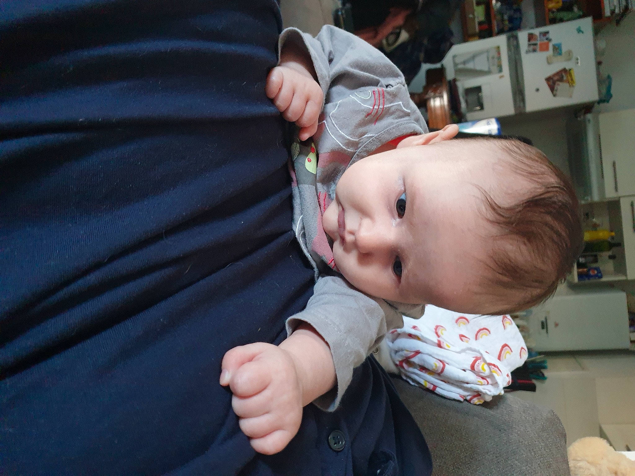 Ludivine participe au concours pour gagner de l'argent avec cette photo : baby, baby_products, baby_toddler_clothing, cheek, child, chin, comfort, elbow, finger, fun, gesture, grass, happy, nose, person, shelf, sitting, skin, sleeve, thumb