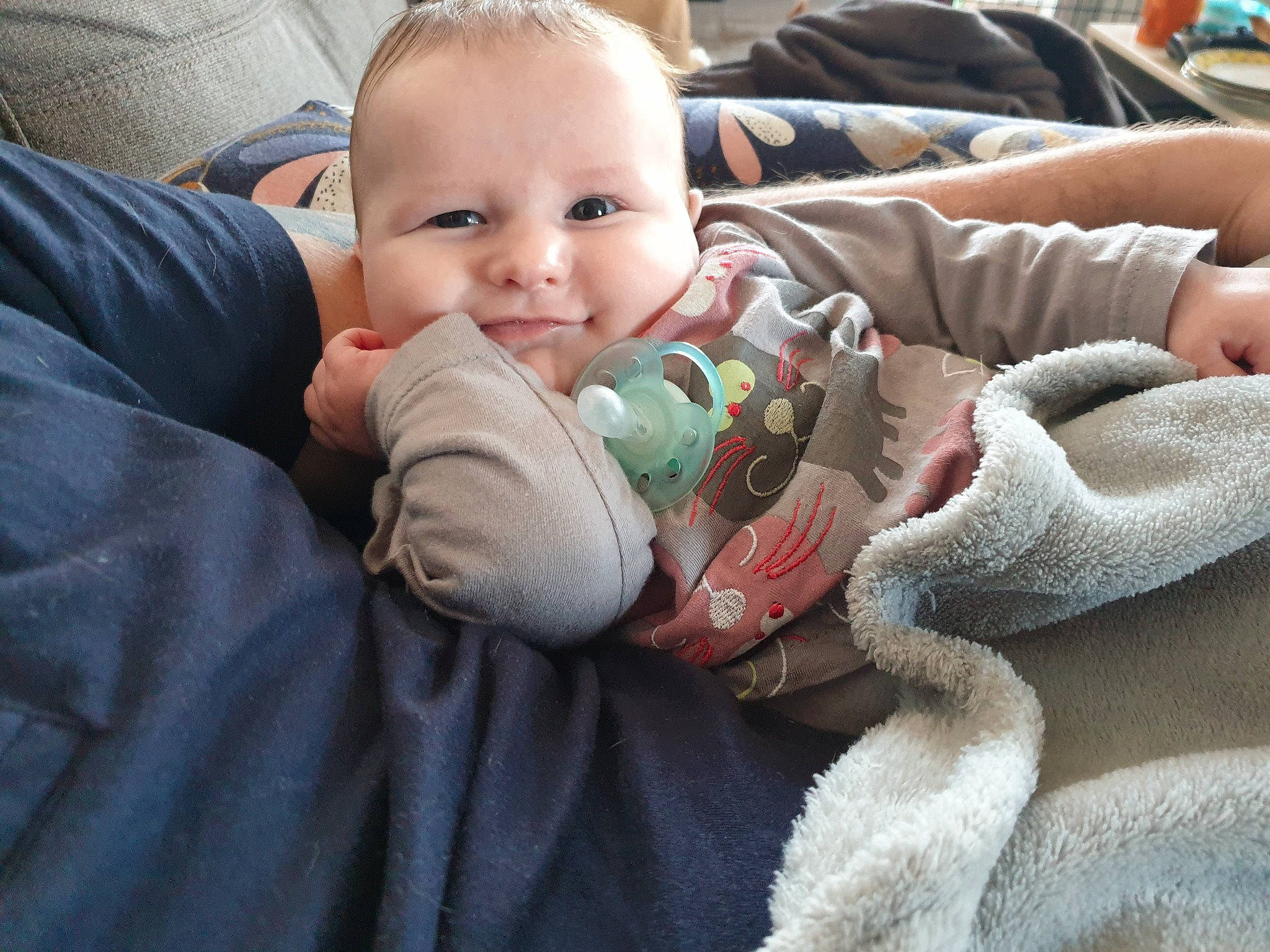 Ludivine a rejoint le concours — aidez-le/la à gagner de superbes lots ! baby, baby_toddler_clothing, cheek, child, comfort, fun, fur, gesture, grass, happy, leg, linens, nail, person, sitting, skin, smile, thumb, toddler