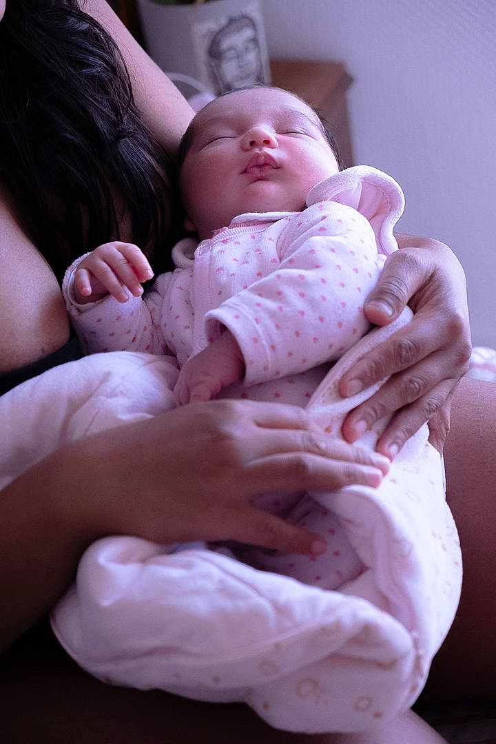 Lynoa participe au concours pour gagner de l'argent avec cette photo : baby, baby_sleeping, bedtime, birth, cheek, child, comfort, finger, foot, gesture, hand, leg, person, skin, sleep, sole, toddler