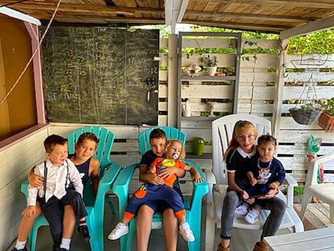 Alicia participe au concours pour gagner de l'argent avec cette photo : child, comfort, human_body, joy, lap, leg, living_room, person, sharing, shelf, sitting, toddler