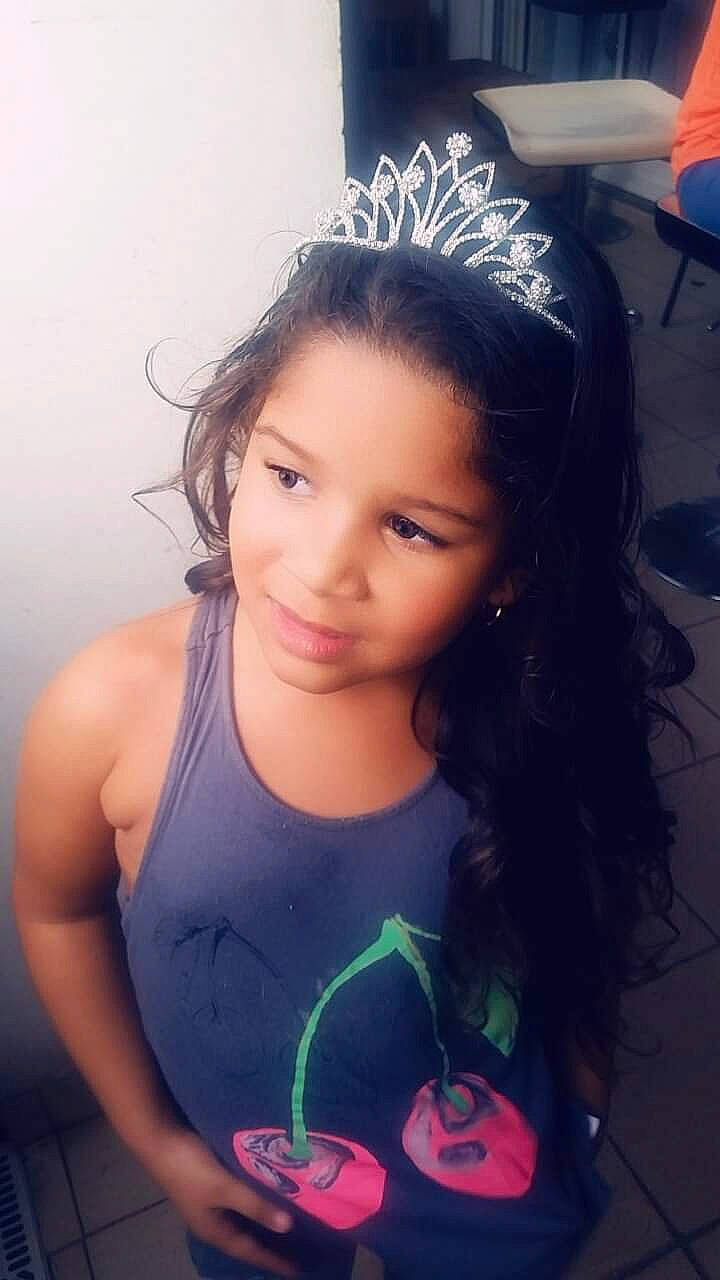 Liza participe au concours pour gagner de l'argent avec cette photo : beauty, black_hair, cheek, child, child_model, cool, eye, face, forehead, fun, girl, hair, hair_accessory, hairstyle, head, human_hair_color, long_hair, person, skin, smile