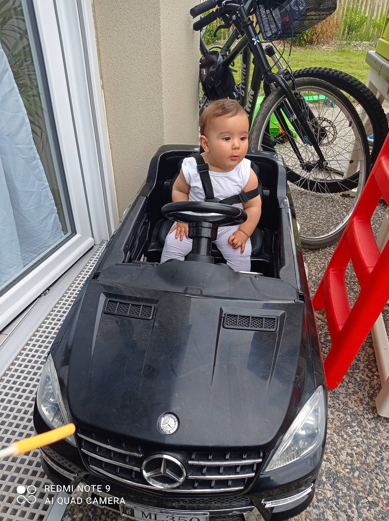 Ambre participe au concours pour gagner de l'argent avec cette photo : automotive_design, automotive_lighting, automotive_mirror, automotive_parking_light, automotive_tire, bicycle, bicycle_wheel, bicycles_equipment_and_supplies, car, grille, hood, land_vehicle, light, motor_vehicle, person, photograph, product, tire, vehicle, vehicle_registration_plate