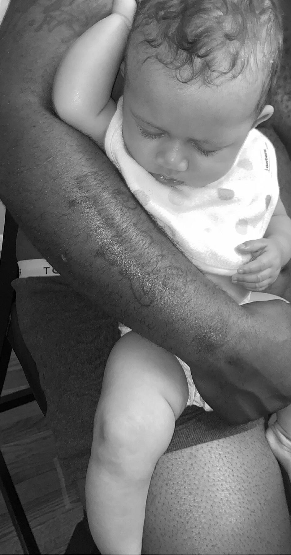 Serena is registered to the contest to win money with this photo: arm, baby, black_and_white, child, elbow, finger, hand, human_leg, joint, knee, leg, monochrome, monochrome_photography, mouth, muscle, neck, person, photography