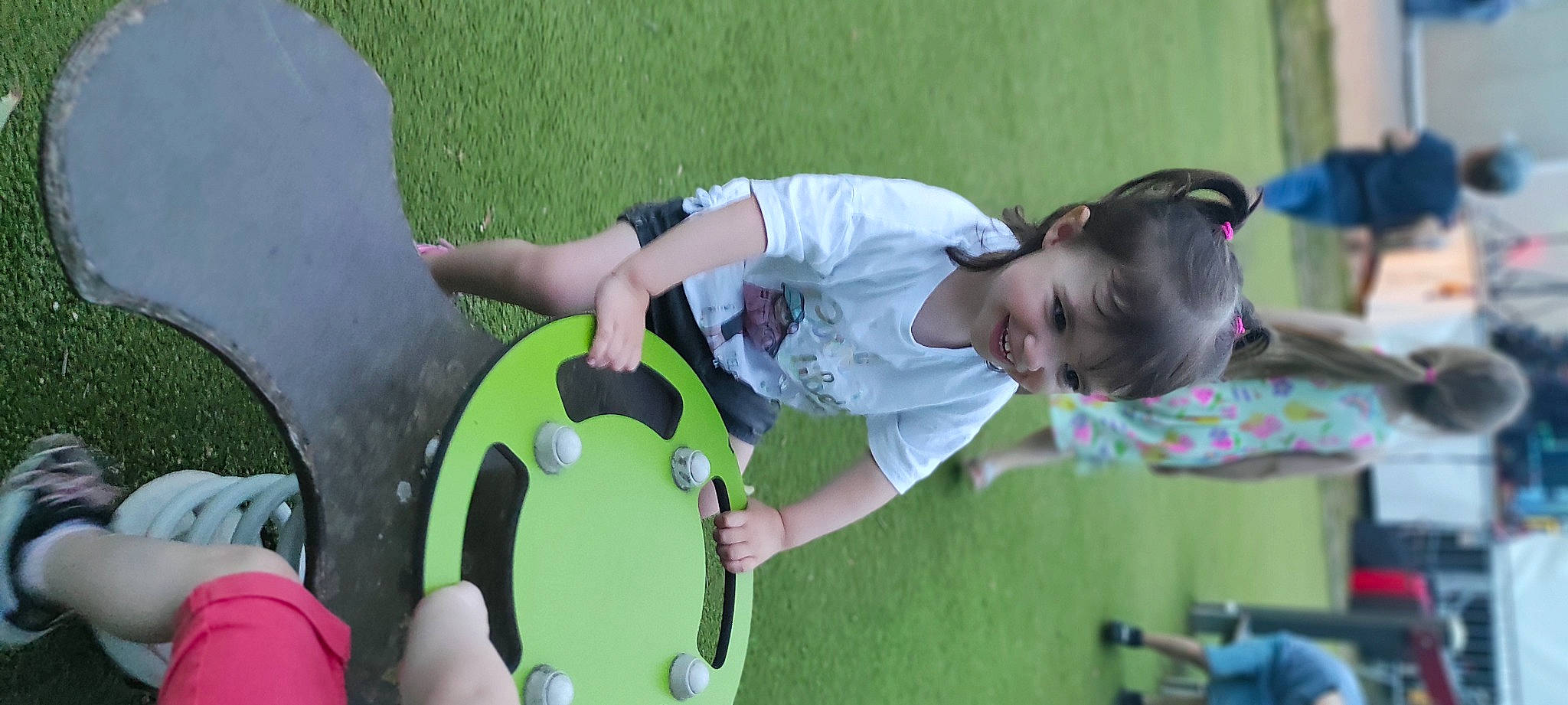 Célia a rejoint le concours — aidez-le/la à gagner de superbes lots ! auto_part, automotive_tire, automotive_wheel_system, child, event, fun, grass, green, happy, joy, lawn, leaf, leisure, motor_vehicle, person, plant, play, recreation, shorts, sitting