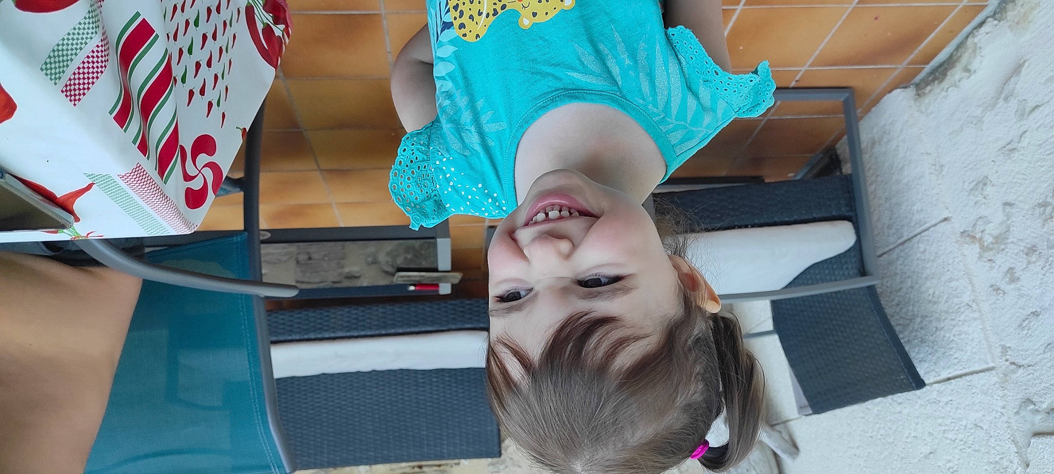 Célia participe au concours pour gagner de l'argent avec cette photo : abdomen, audio_equipment, beard, chest, eyelash, eyewear, facial_hair, fun, gesture, happy, human_leg, jaw, joy, leisure, linens, moustache, mouth, person, room, selfie