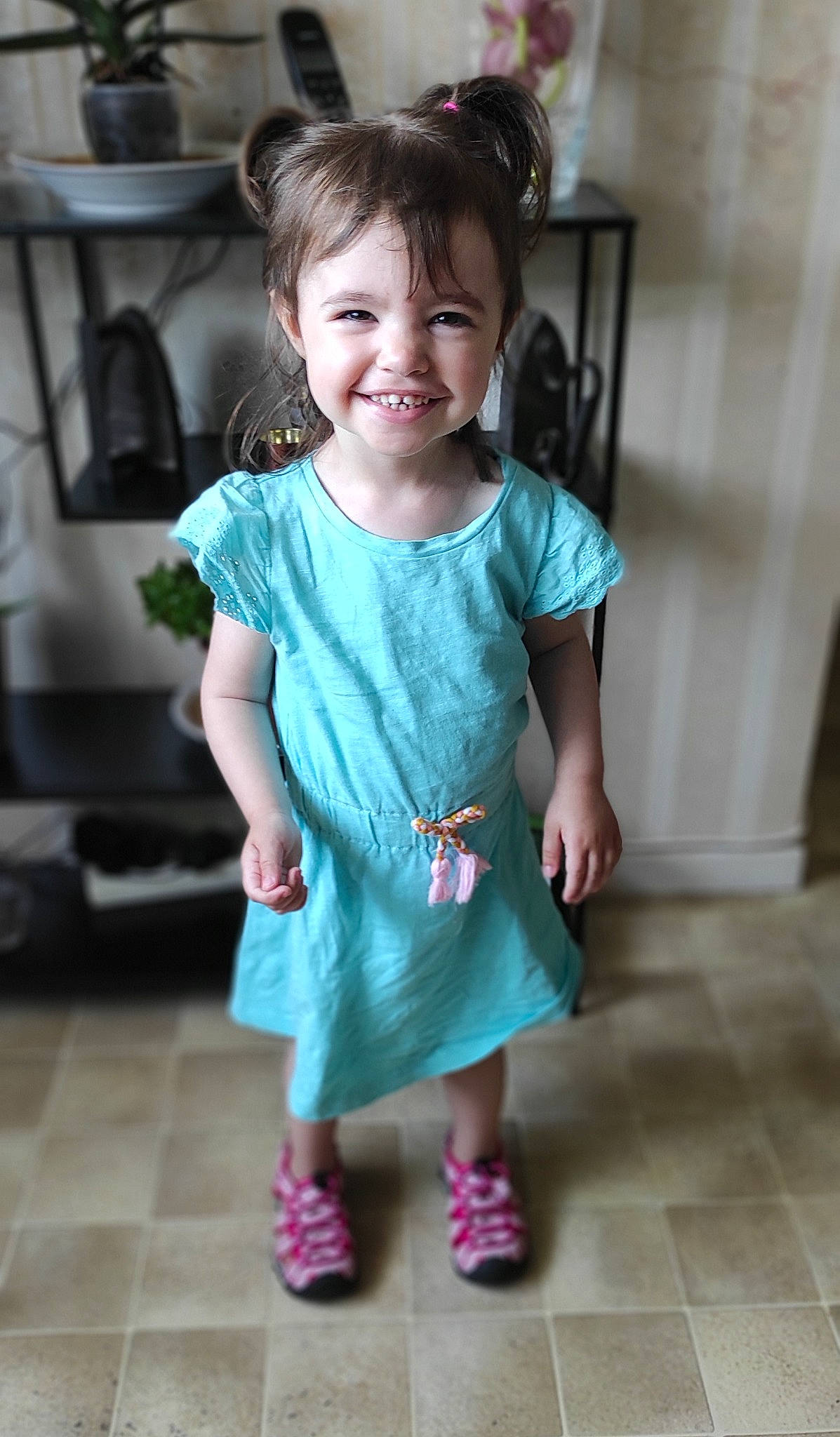 Célia participe au concours pour gagner de l'argent avec cette photo : baby_toddler_clothing, child, day_dress, dress, face, flooring, hand, happy, joy, kitchen_appliance, leg, magenta, pattern, person, pink, purple, skin, sleeve, smile, sock