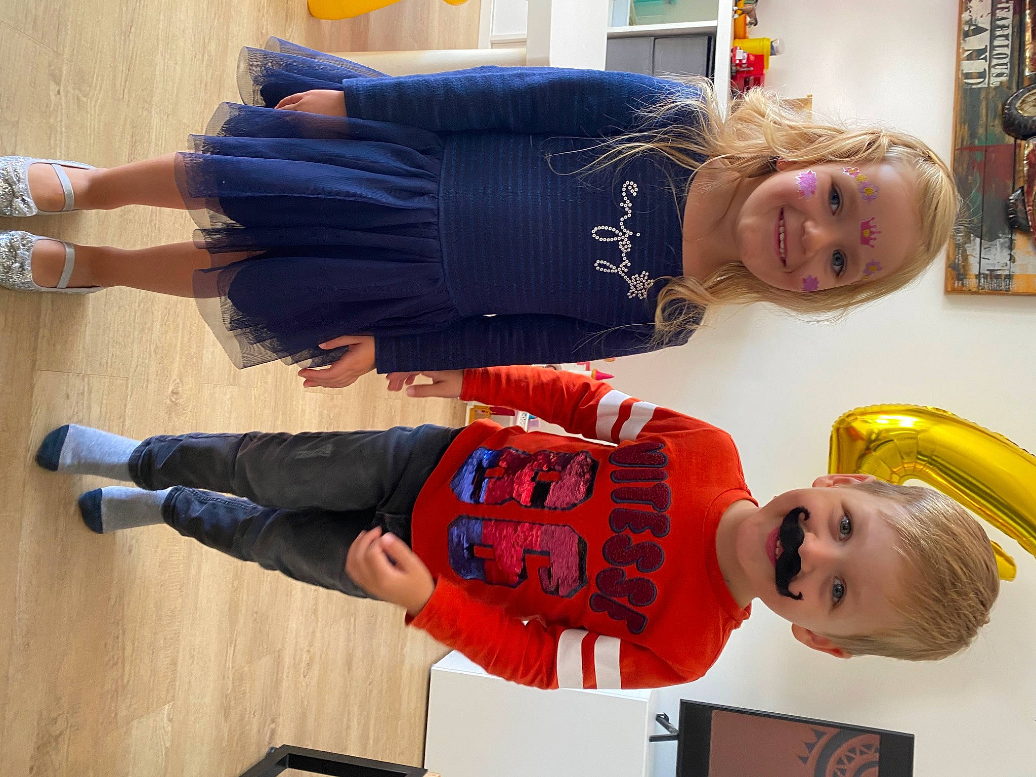 Juliette participe au concours pour gagner de l'argent avec cette photo : baby, bookcase, child, clothing, elbow, electric_blue, fun, happy, joy, knee, orange, person, picture_frame, shelf, sleeve, smile, sportswear, thigh, toddler, walking_shoe