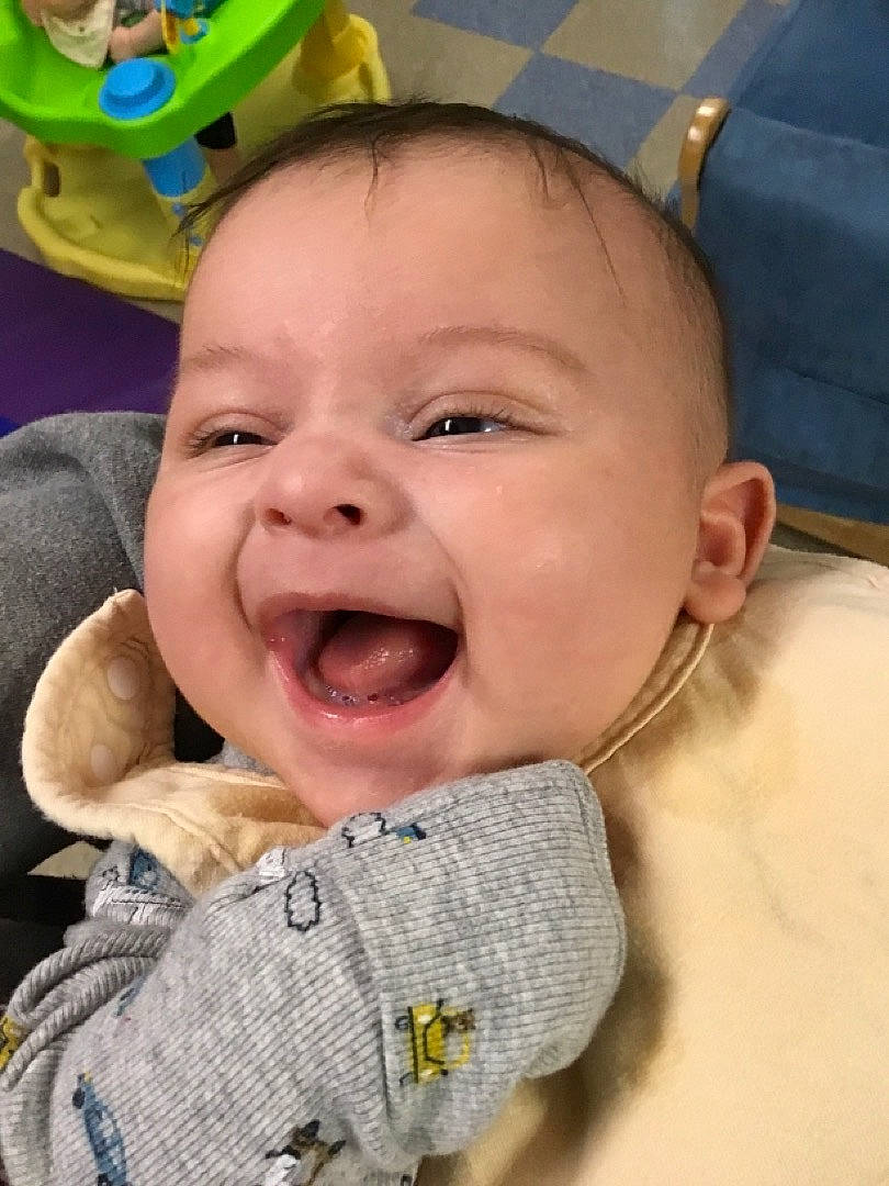 Enzalo is registered to the contest to win money with this photo: baby, baby_laughing, baby_toddler_clothing, cheek, chin, facial_expression, finger, fun, gesture, green, happy, iris, lip, mouth, nose, organ, person, product, skin, smile