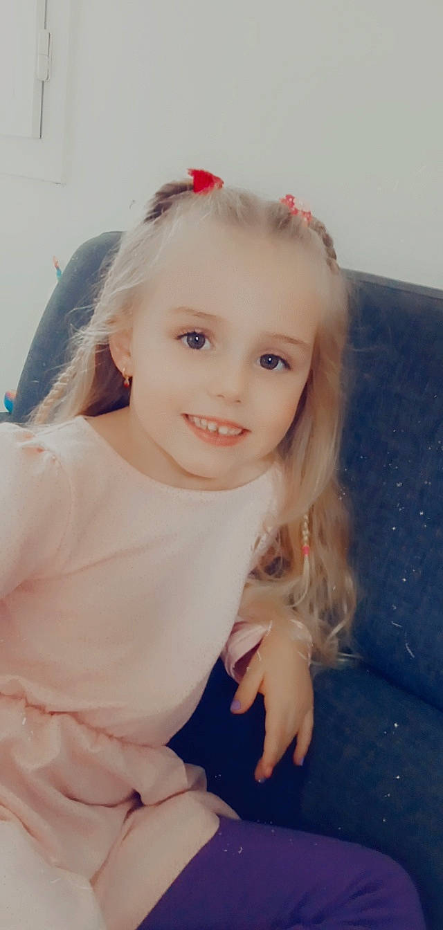 Chéryl a rejoint le concours — aidez-le/la à gagner de superbes lots ! blond, bridal_accessory, brown_hair, cheek, child, dress, eye, face, facial_expression, flash_photography, gesture, happy, headpiece, human_body, joy, lip, long_hair, person, pink, skin