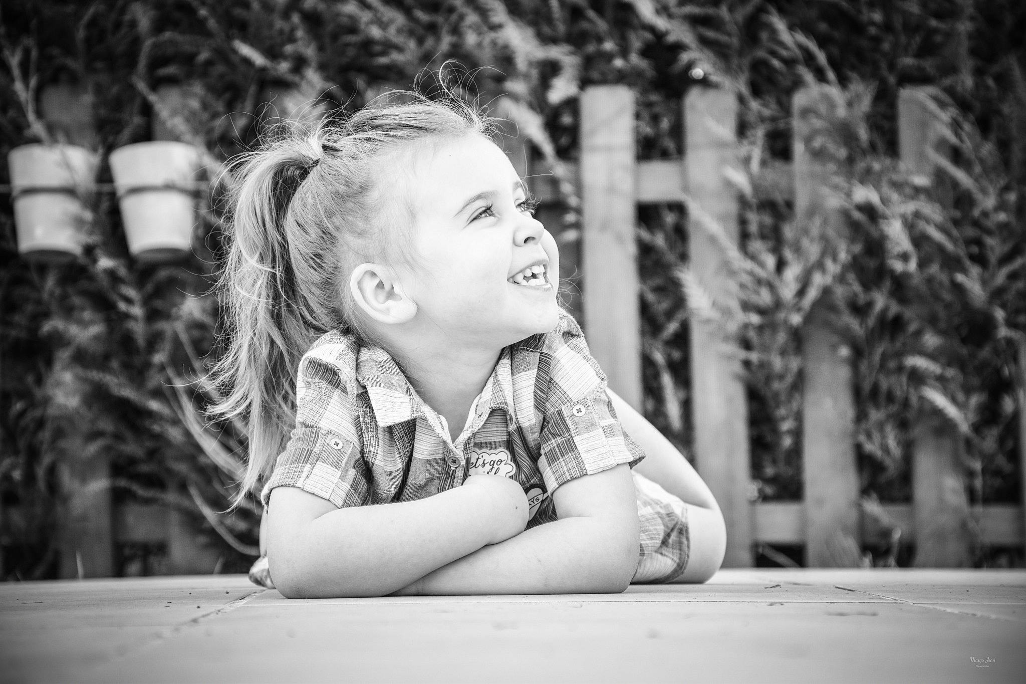Myla participe au concours pour gagner de l'argent avec cette photo : baby, black, black_and_white, child, eye, facial_expression, flash_photography, fun, grass, happy, head, human, mammal, monochrome, monochrome_photography, people_in_nature, person, smile, style, toddler