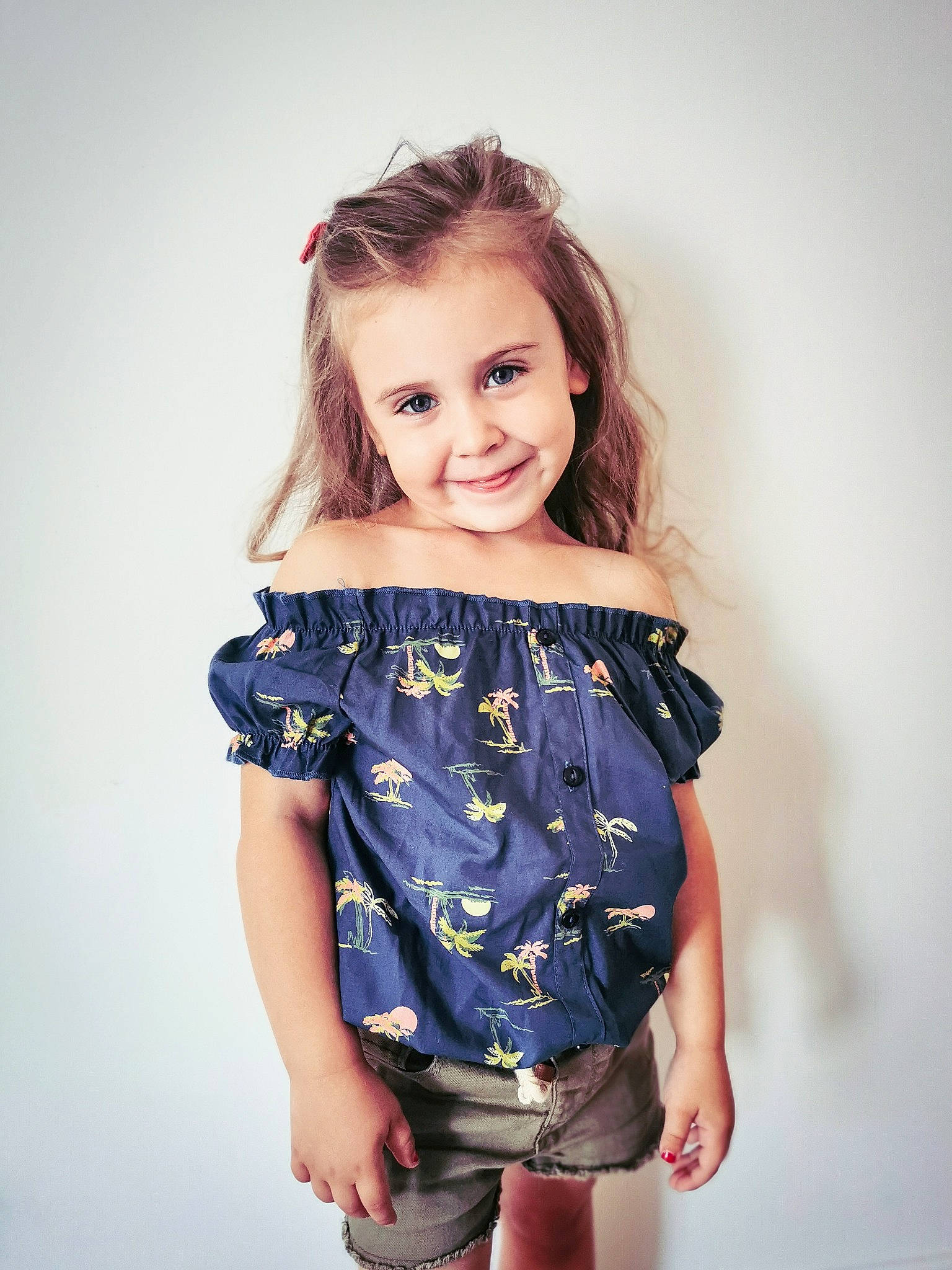 Myla a rejoint le concours — aidez-le/la à gagner de superbes lots ! arm, baby_toddler_clothing, day_dress, flash_photography, hair, happy, human_body, iris, joint, joy, neck, one_piece_garment, outerwear, person, shoulder, skin, sleeve, smile, t_shirt, textile