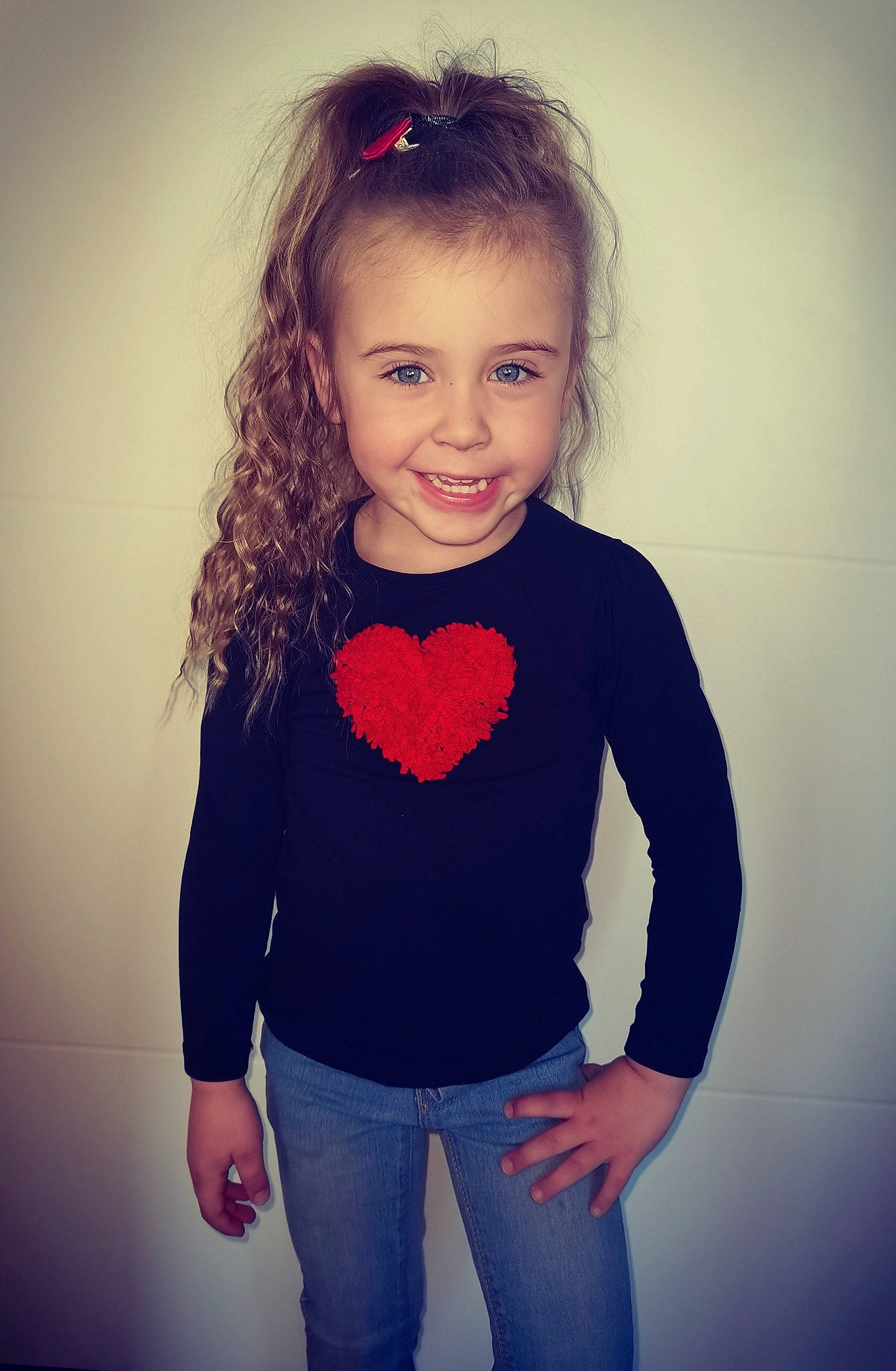 Myla participe au concours pour gagner de l'argent avec cette photo : arm, eye, eyelash, face, flash_photography, hair, hairstyle, hand, head, human_body, iris, jeans, joy, lip, neck, person, shoulder, skin, sleeve, smile