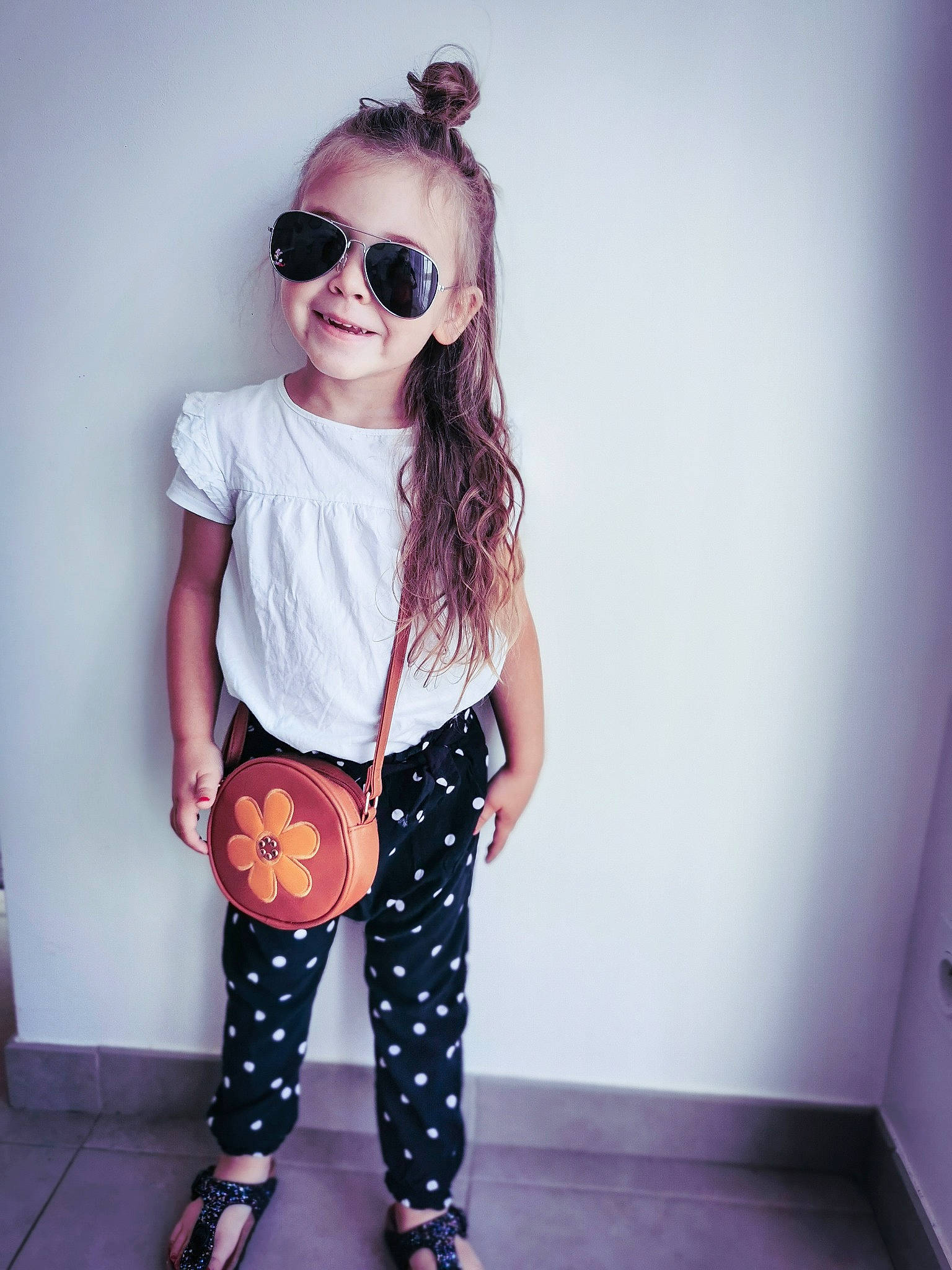 Myla participe au concours pour gagner de l'argent avec cette photo : arm, eyewear, fashion, glasses, goggles, hairstyle, happy, joy, knee, neck, outerwear, person, shorts, shoulder, sleeve, standing, street_fashion, sunglasses, textile, vision_care