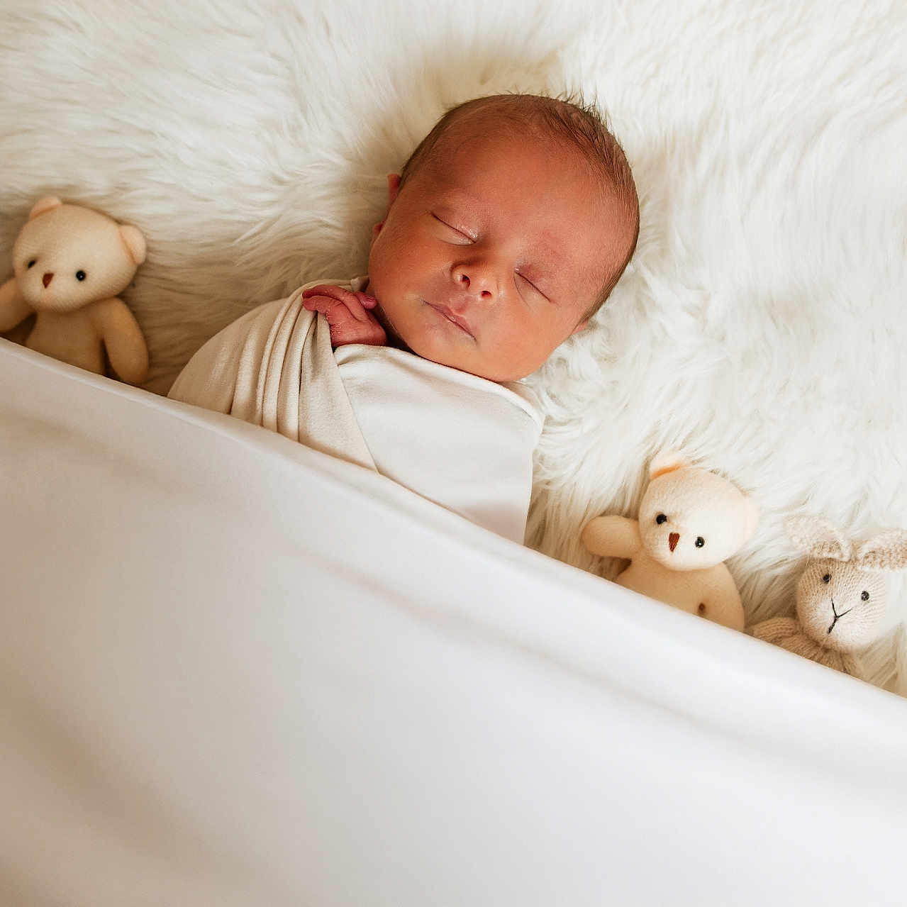 ézékiel a rejoint le concours — aidez-le/la à gagner de superbes lots ! adorable, baby, bedtime, blanket, child, comfort, cozy, cute, fur, infant, newborn, peaceful, plush_toys, portrait, resting, sleeping, soft, swaddled, teddy_bear, white