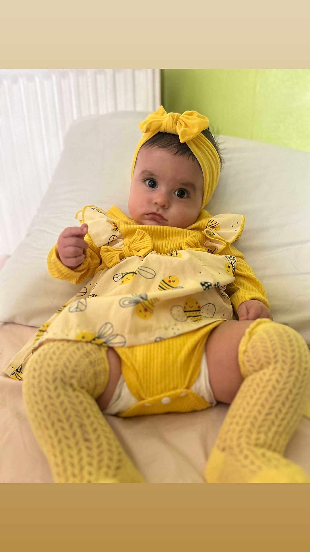 Elif a rejoint le concours — aidez-le/la à gagner de superbes lots ! baby, yellow, headband, socks, knitted, bed, infant, cute, clothing, portrait, child, indoors, soft, looking, expression, person, closeup, fashion, cozy, young