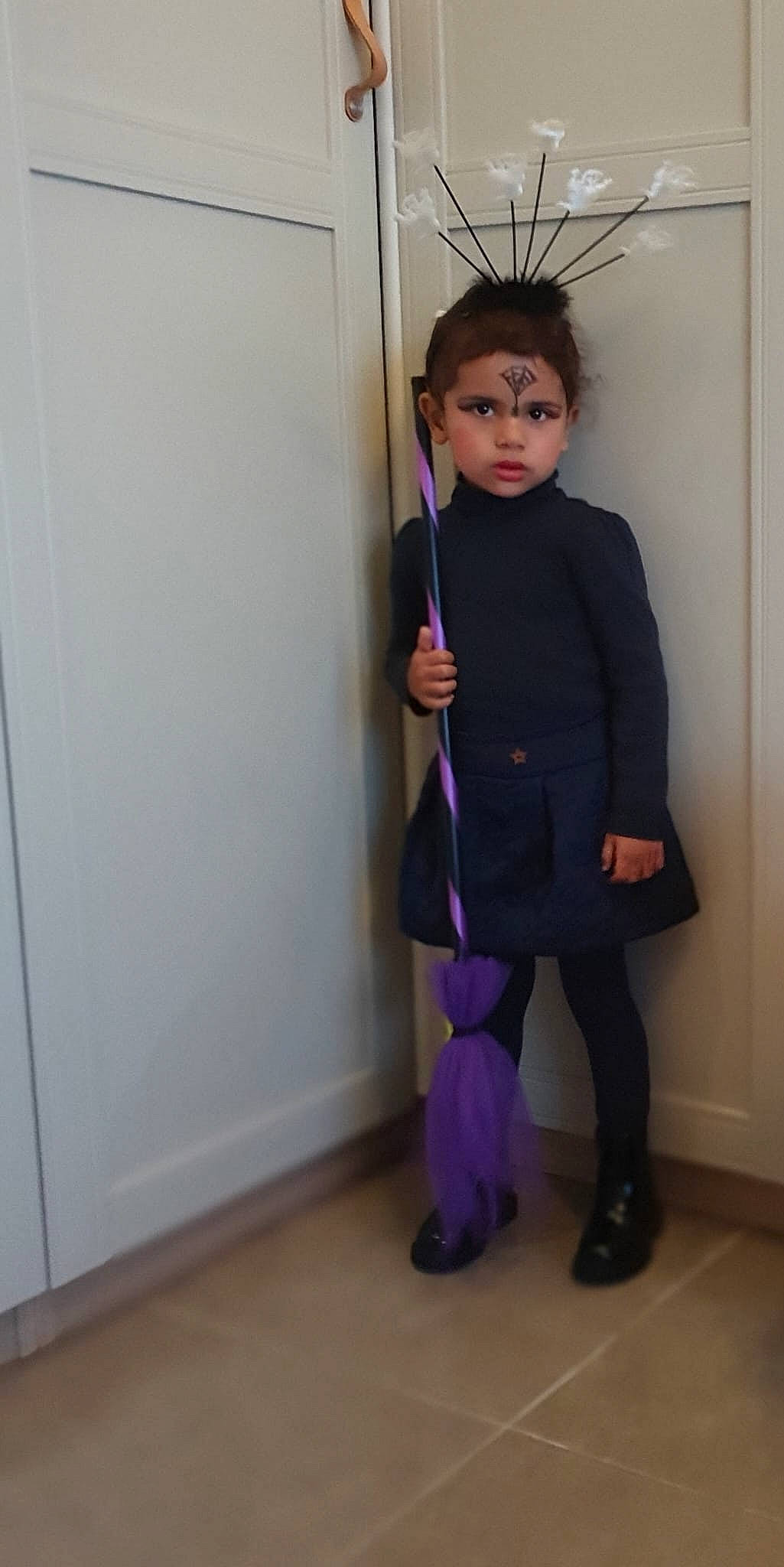 Lina participe au concours pour gagner de l'argent avec cette photo : blazer, child, costume, door, electric_blue, fashion_design, flooring, formal_wear, fun, hairstyle, knee, leg, magenta, person, personal_protective_equipment, purple, room, shoulder, toddler, uniform