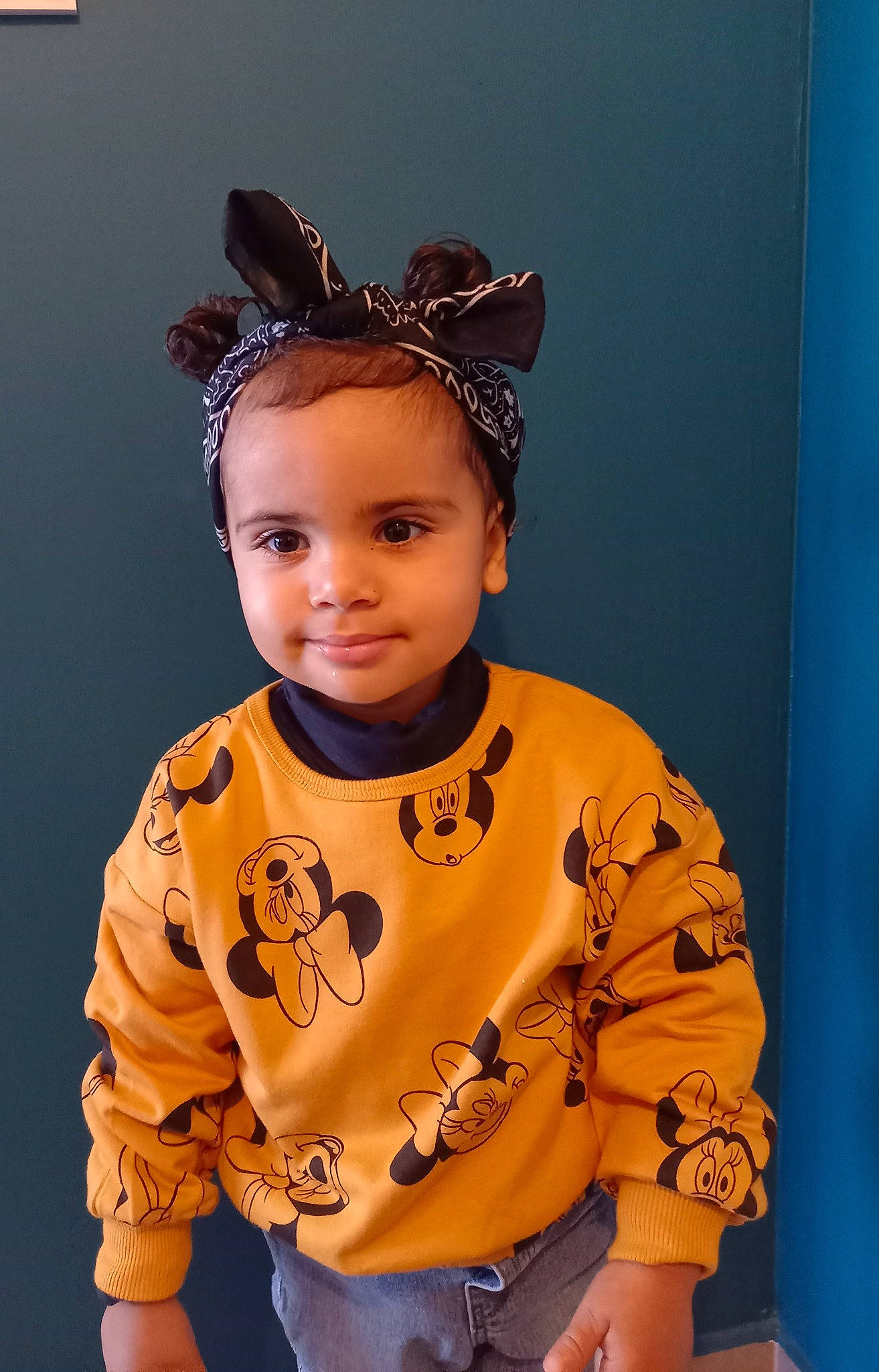 Lina a rejoint le concours — aidez-le/la à gagner de superbes lots ! baby_toddler_clothing, chin, clothing, eye, fashion_accessory, flash_photography, hair_accessory, happy, headband, headgear, headpiece, iris, jewellery, neck, necklace, peach, person, personal_protective_equipment, sleeve, smile