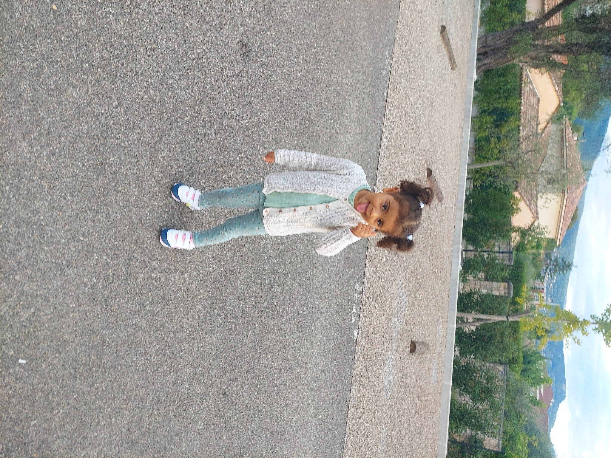 Lina a rejoint le concours — aidez-le/la à gagner de superbes lots ! adventure, asphalt, cloud, concrete, denim, fun, landscape, leisure, pedestrian, person, plant, recreation, road, road_surface, shadow, sidewalk, sky, toddler, tree, walking_shoe