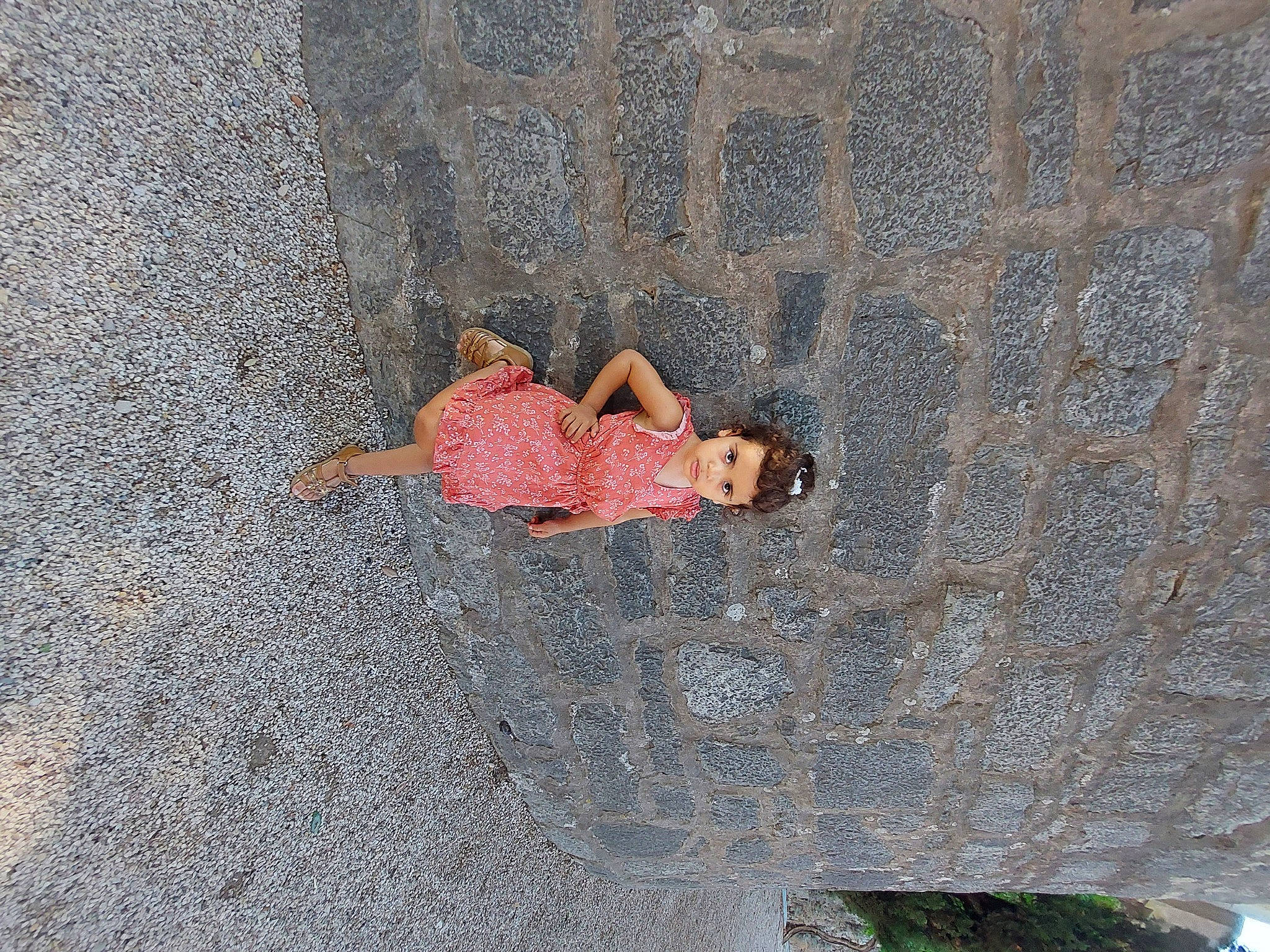 Lina participe au concours pour gagner de l'argent avec cette photo : asphalt, cement, child, city, cobblestone, concrete, flooring, fun, grass, landscape, leisure, pattern, person, recreation, road_surface, rock, sand, shadow, sidewalk, toddler