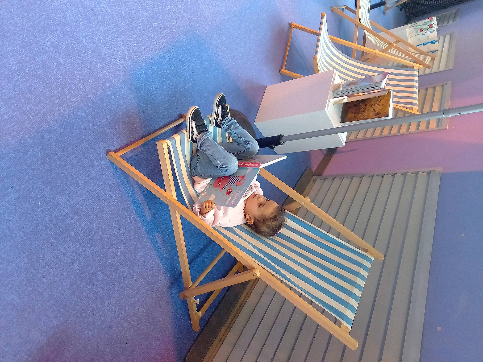 Lina a rejoint le concours — aidez-le/la à gagner de superbes lots ! azure, building, chair, flooring, fun, handrail, hardwood, house, leisure, machine, naval_architecture, outdoor_furniture, person, room, stairs, table, visual_arts, wood