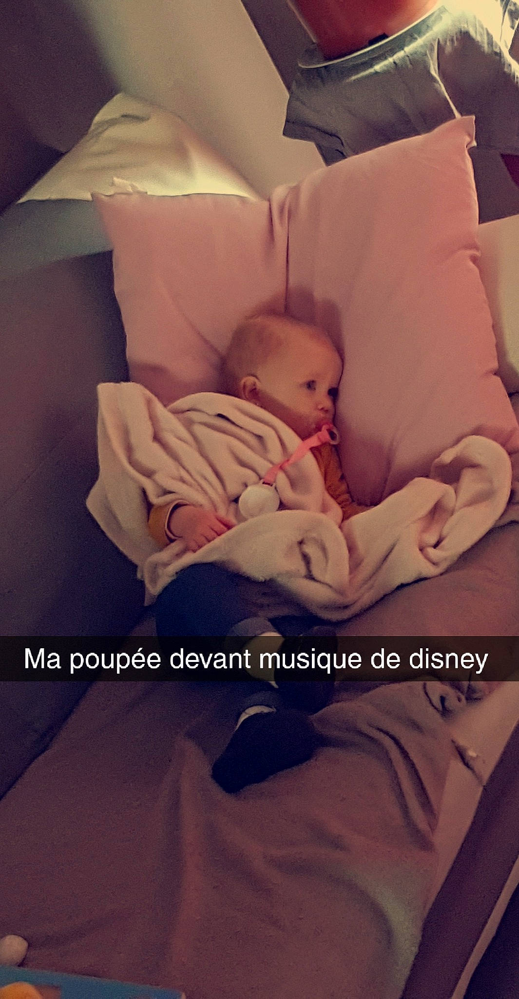 Julie participe au concours pour gagner de l'argent avec cette photo : arm, bed, bed_sheet, bedtime, child, day, finger, girl, infant, love, nap, person, photo_caption, product, sleep, toddler