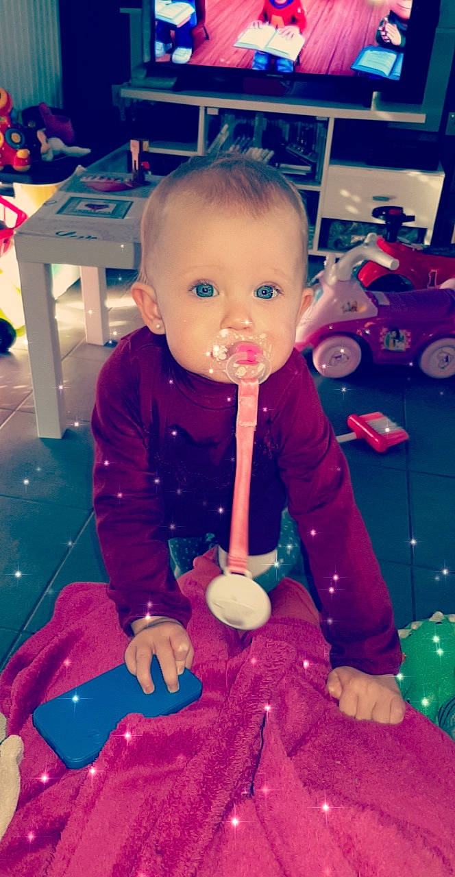 Julie participe au concours pour gagner de l'argent avec cette photo : blue, boy, cheek, child, day, fun, girl, infant, magenta, organ, person, pink, play, product, purple, red, sitting, skin, smile, toddler