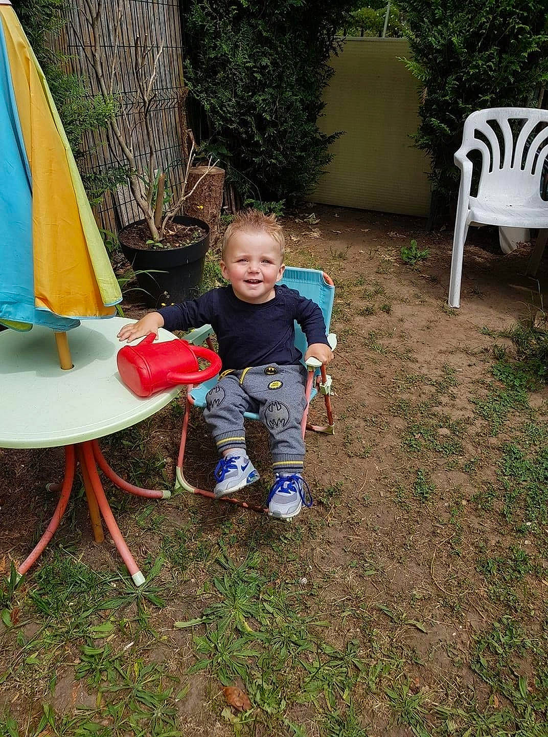 Thibault a rejoint le concours — aidez-le/la à gagner de superbes lots ! backyard, chair, child, fun, furniture, grass, joy, lawn, leaf, leg, leisure, person, plant, play, sitting, summer, table, toddler, tree, vacation
