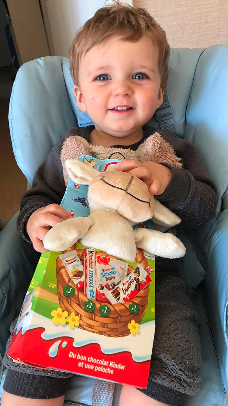 Thibault a rejoint le concours — aidez-le/la à gagner de superbes lots ! baby, child, eating, food, joy, person, sitting, toddler