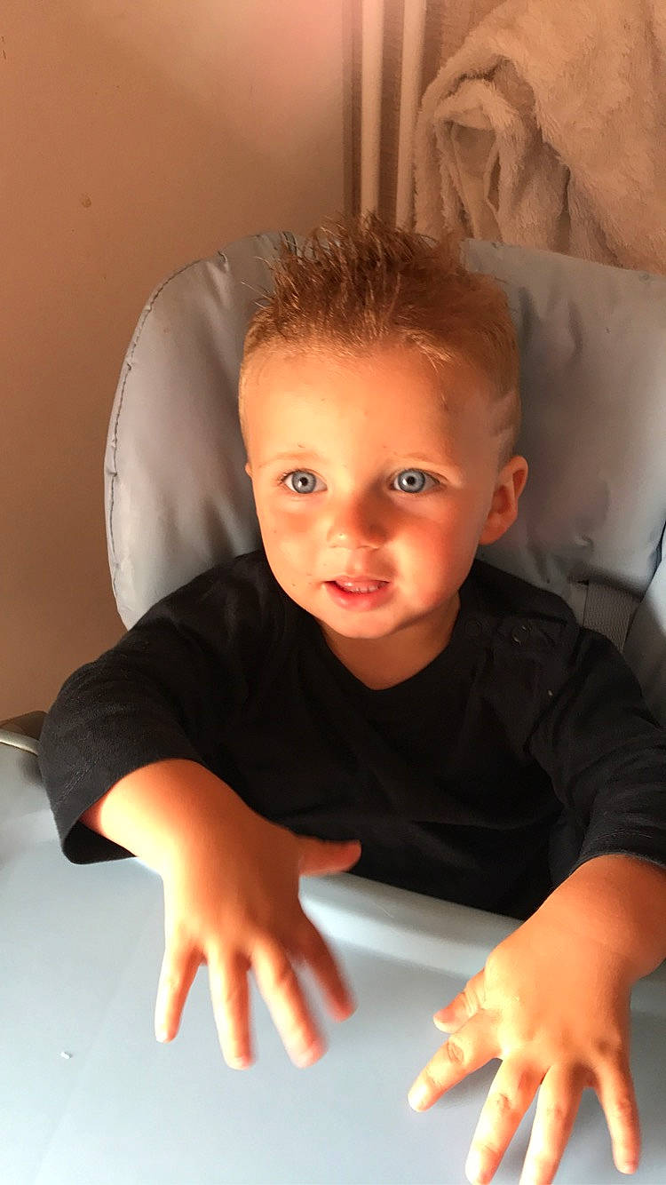 Thibault a rejoint le concours — aidez-le/la à gagner de superbes lots ! arm, baby, cheek, child, chin, ear, eye, face, finger, hand, head, mouth, nose, person, sitting, skin, smile, toddler