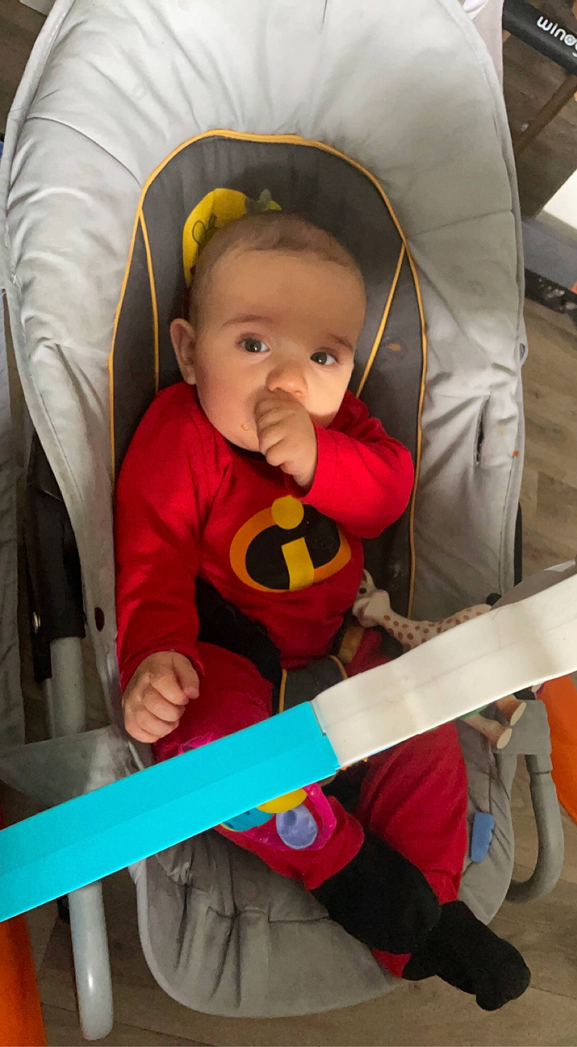 Noah a rejoint le concours — aidez-le/la à gagner de superbes lots ! baby, baby_carriage, baby_products, baby_safety, baby_toddler_clothing, cheek, child, comfort, face, facial_expression, fun, hairstyle, head, human, orange, person, product, sitting, skin, sleeve