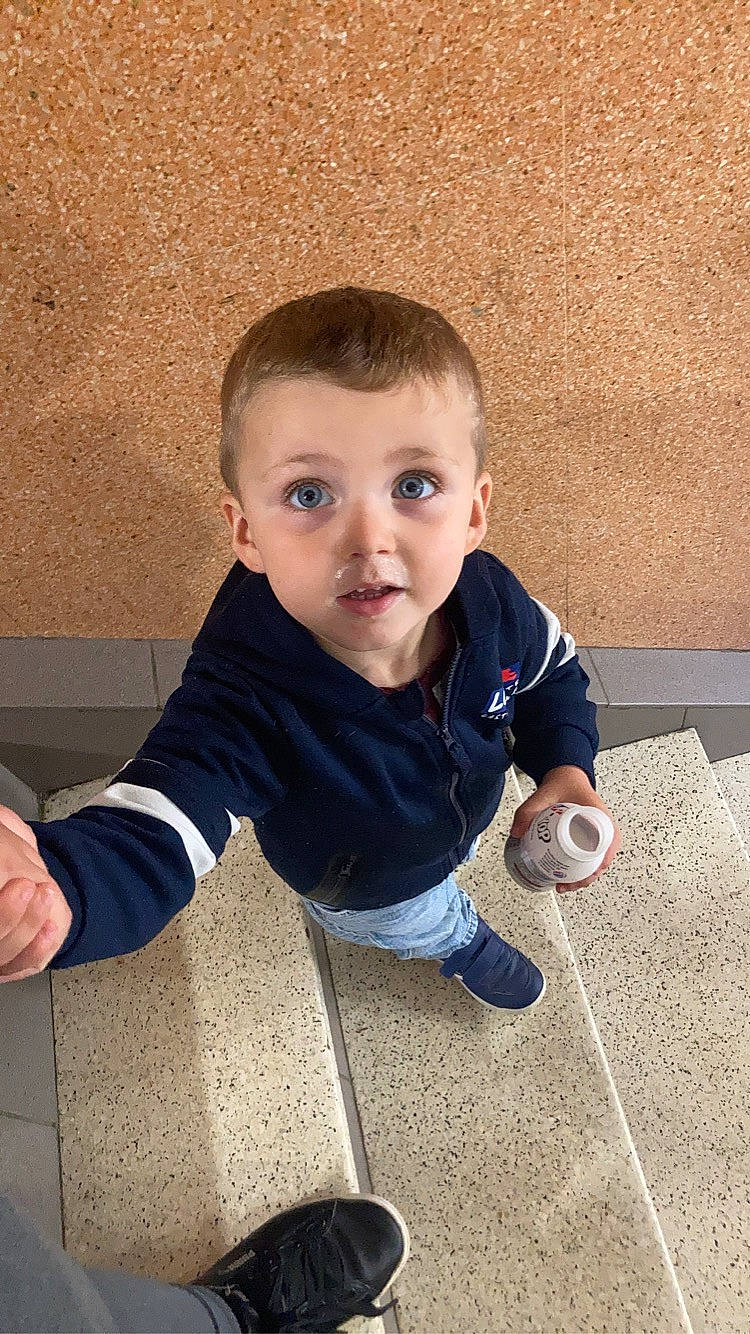 Thibault a rejoint le concours — aidez-le/la à gagner de superbes lots ! arm, baby, baby_toddler_clothing, cheek, child, flash_photography, floor, flooring, fun, grass, happy, pattern, person, play, sitting, skin, sleeve, surprise, t_shirt, toddler