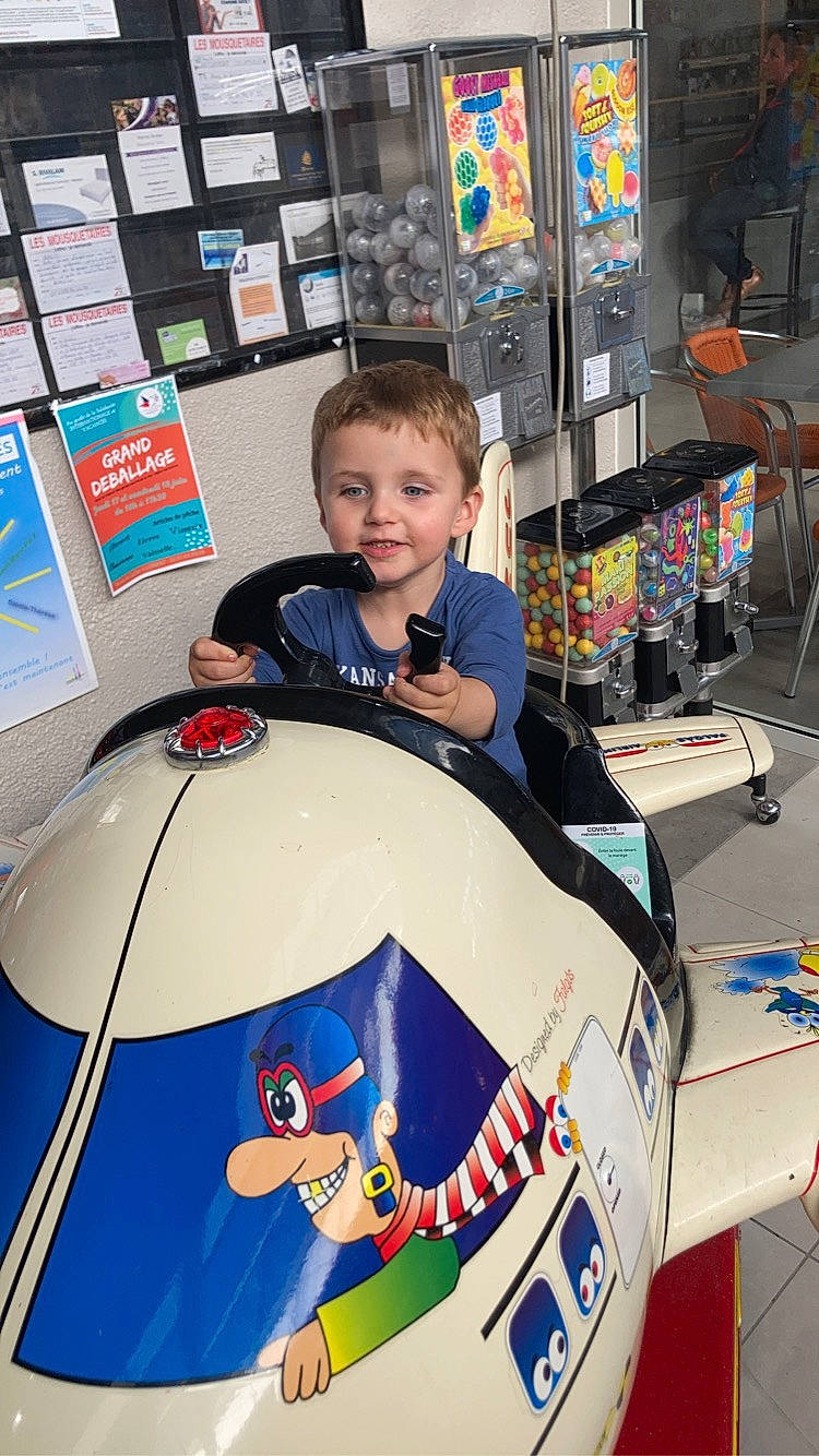 Thibault participe au concours pour gagner de l'argent avec cette photo : child, electric_blue, fictional_character, fun, games, joy, leisure, logo, motor_vehicle, people, person, personal_protective_equipment, photograph, play, product, recreation, smile, space, t_shirt, toddler